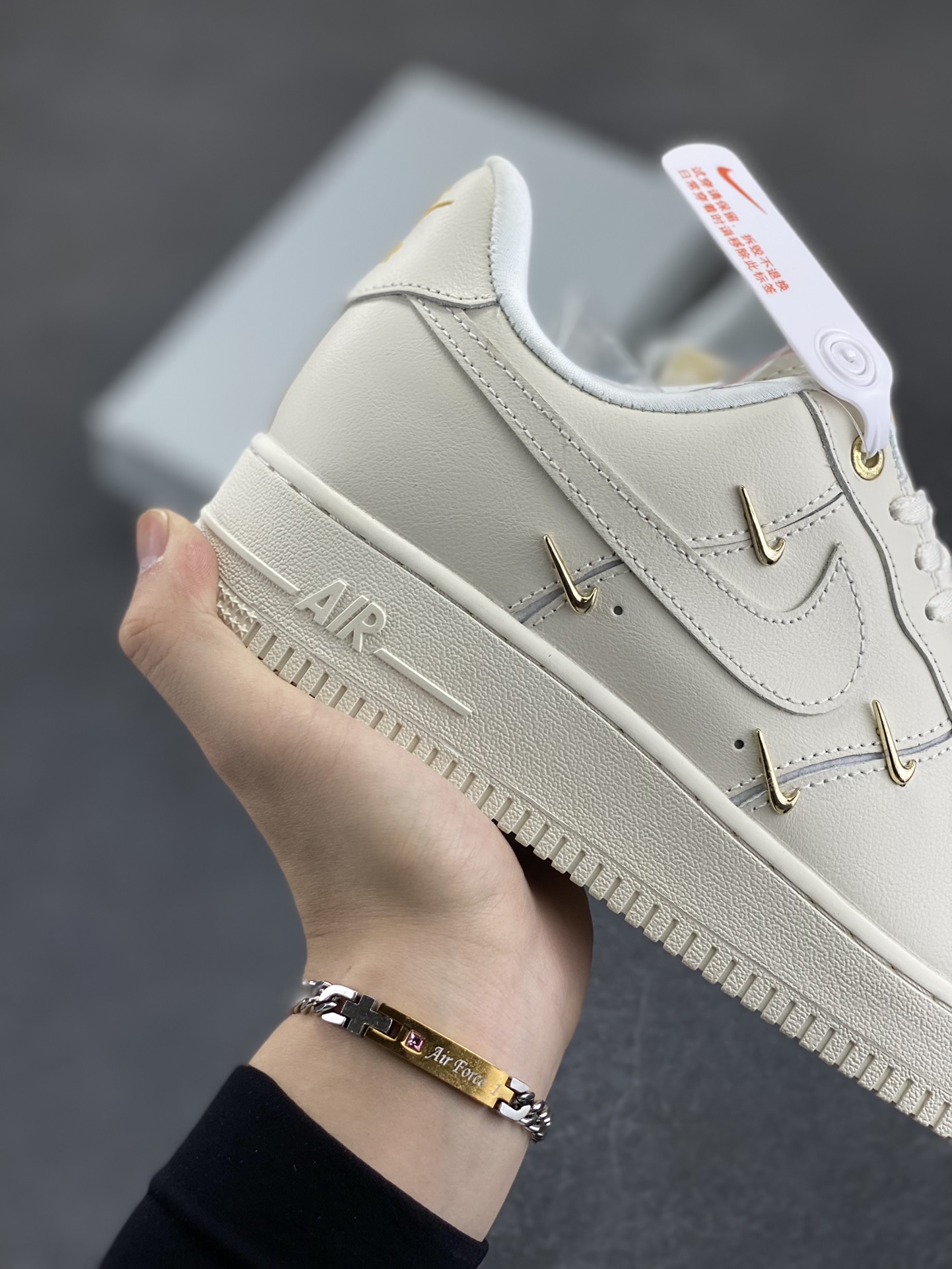 图片[6]-福利特价 Nike Air Force 1 Low 联名小金勾 空军一号低帮运动休闲板鞋 原楦头原纸板 打造纯正空军版型 专注外贸渠道 全掌内置蜂窝气垫 原盒配件 原厂中底钢印、拉帮完美 货号：FV3654-111 尺码：36 36.5 37.5 38 38.5 39 40 40.5 41 42 42.5 43 44 44.5 45-选品中心