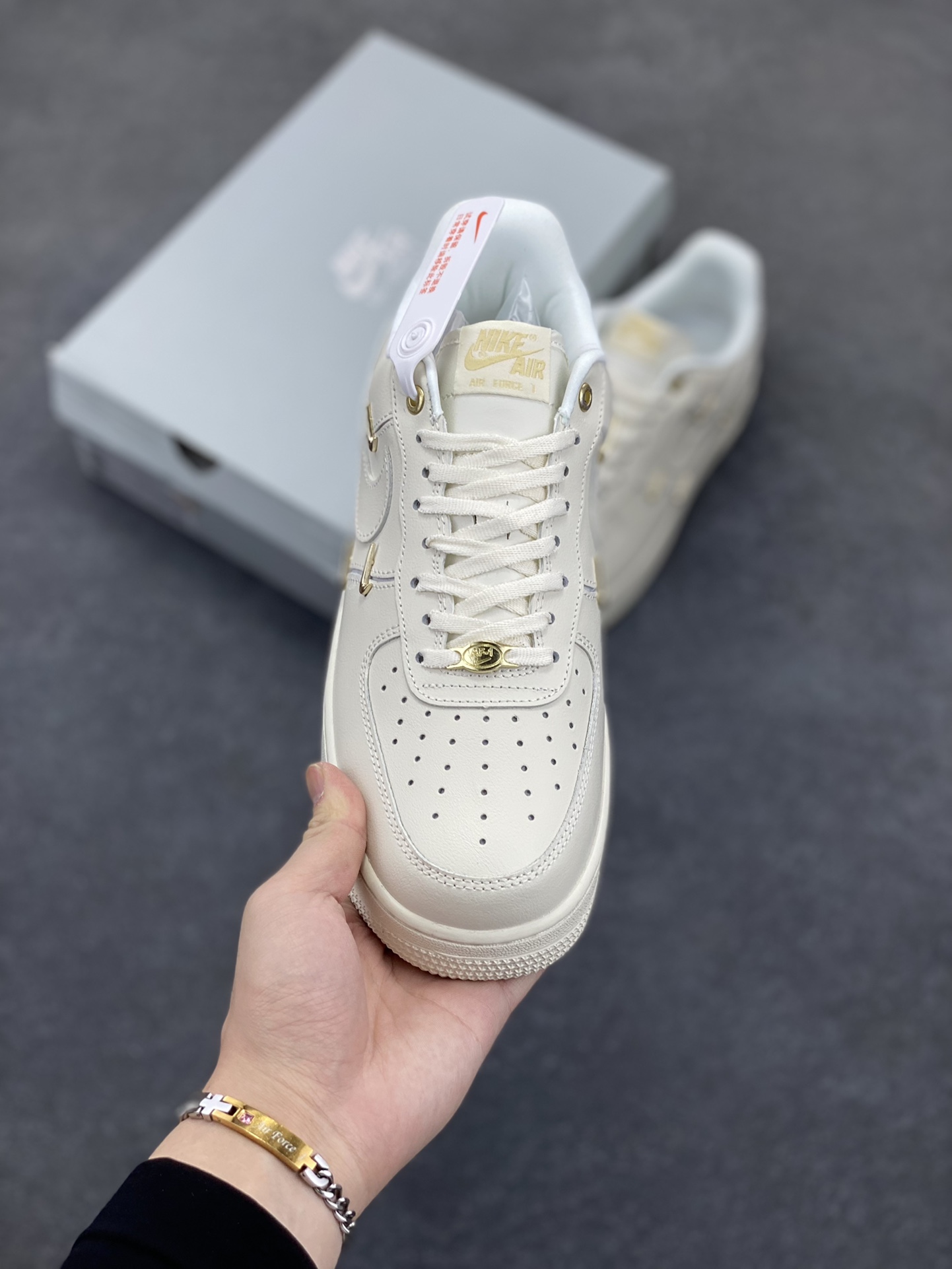 图片[2]-福利特价 Nike Air Force 1 Low 联名小金勾 空军一号低帮运动休闲板鞋 原楦头原纸板 打造纯正空军版型 专注外贸渠道 全掌内置蜂窝气垫 原盒配件 原厂中底钢印、拉帮完美 货号：FV3654-111 尺码：36 36.5 37.5 38 38.5 39 40 40.5 41 42 42.5 43 44 44.5 45-选品中心