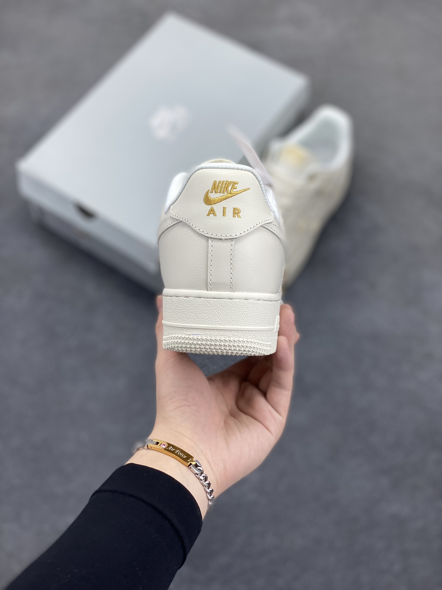 图片[4]-福利特价 Nike Air Force 1 Low 联名小金勾 空军一号低帮运动休闲板鞋 原楦头原纸板 打造纯正空军版型 专注外贸渠道 全掌内置蜂窝气垫 原盒配件 原厂中底钢印、拉帮完美 货号：FV3654-111 尺码：36 36.5 37.5 38 38.5 39 40 40.5 41 42 42.5 43 44 44.5 45-选品中心