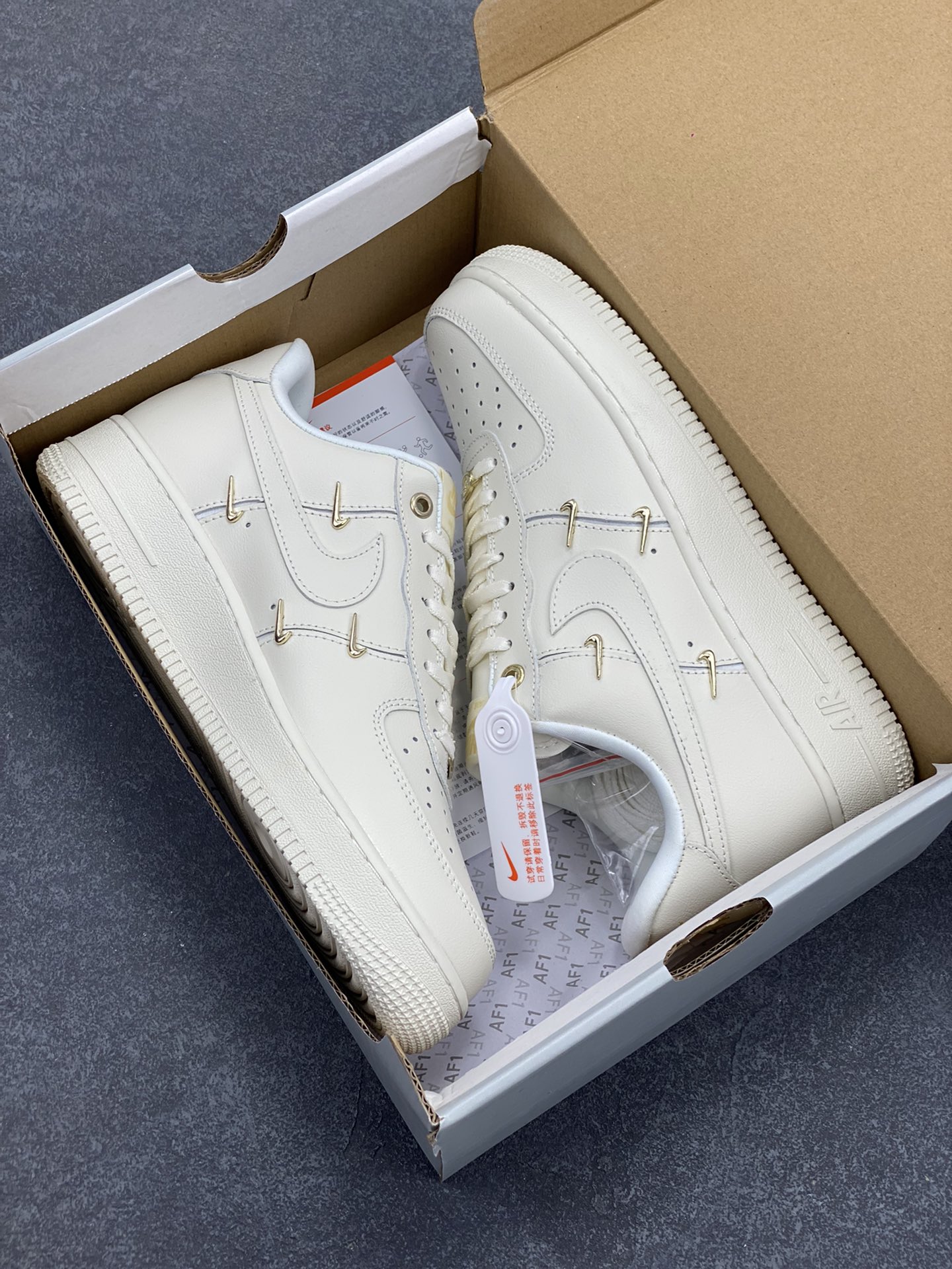 图片[9]-福利特价 Nike Air Force 1 Low 联名小金勾 空军一号低帮运动休闲板鞋 原楦头原纸板 打造纯正空军版型 专注外贸渠道 全掌内置蜂窝气垫 原盒配件 原厂中底钢印、拉帮完美 货号：FV3654-111 尺码：36 36.5 37.5 38 38.5 39 40 40.5 41 42 42.5 43 44 44.5 45-选品中心