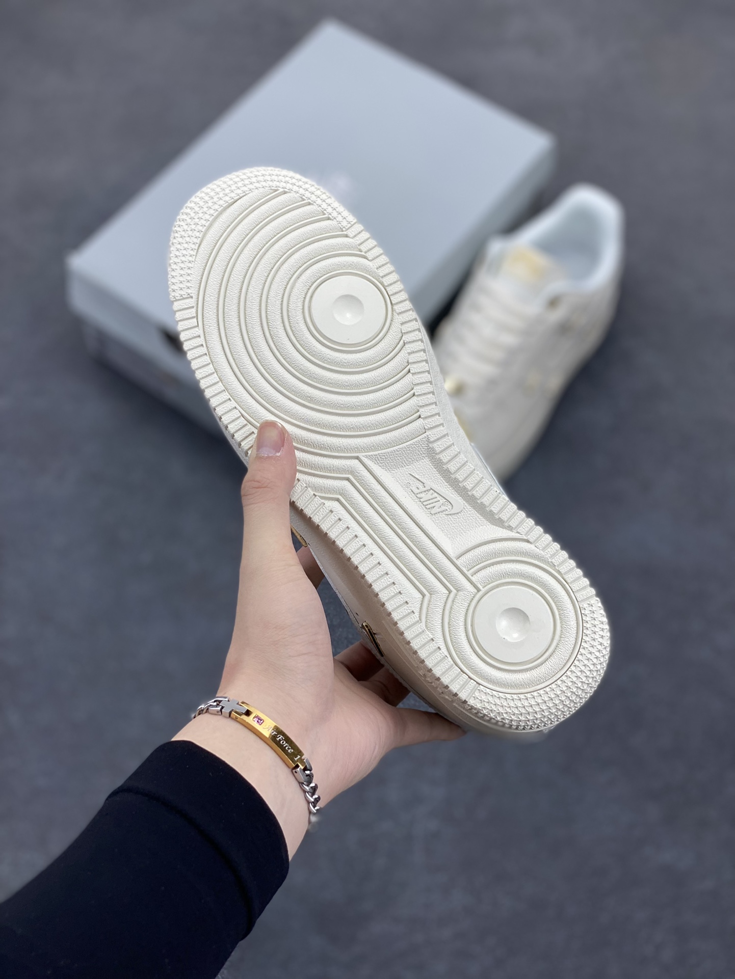 图片[5]-福利特价 Nike Air Force 1 Low 联名小金勾 空军一号低帮运动休闲板鞋 原楦头原纸板 打造纯正空军版型 专注外贸渠道 全掌内置蜂窝气垫 原盒配件 原厂中底钢印、拉帮完美 货号：FV3654-111 尺码：36 36.5 37.5 38 38.5 39 40 40.5 41 42 42.5 43 44 44.5 45-选品中心