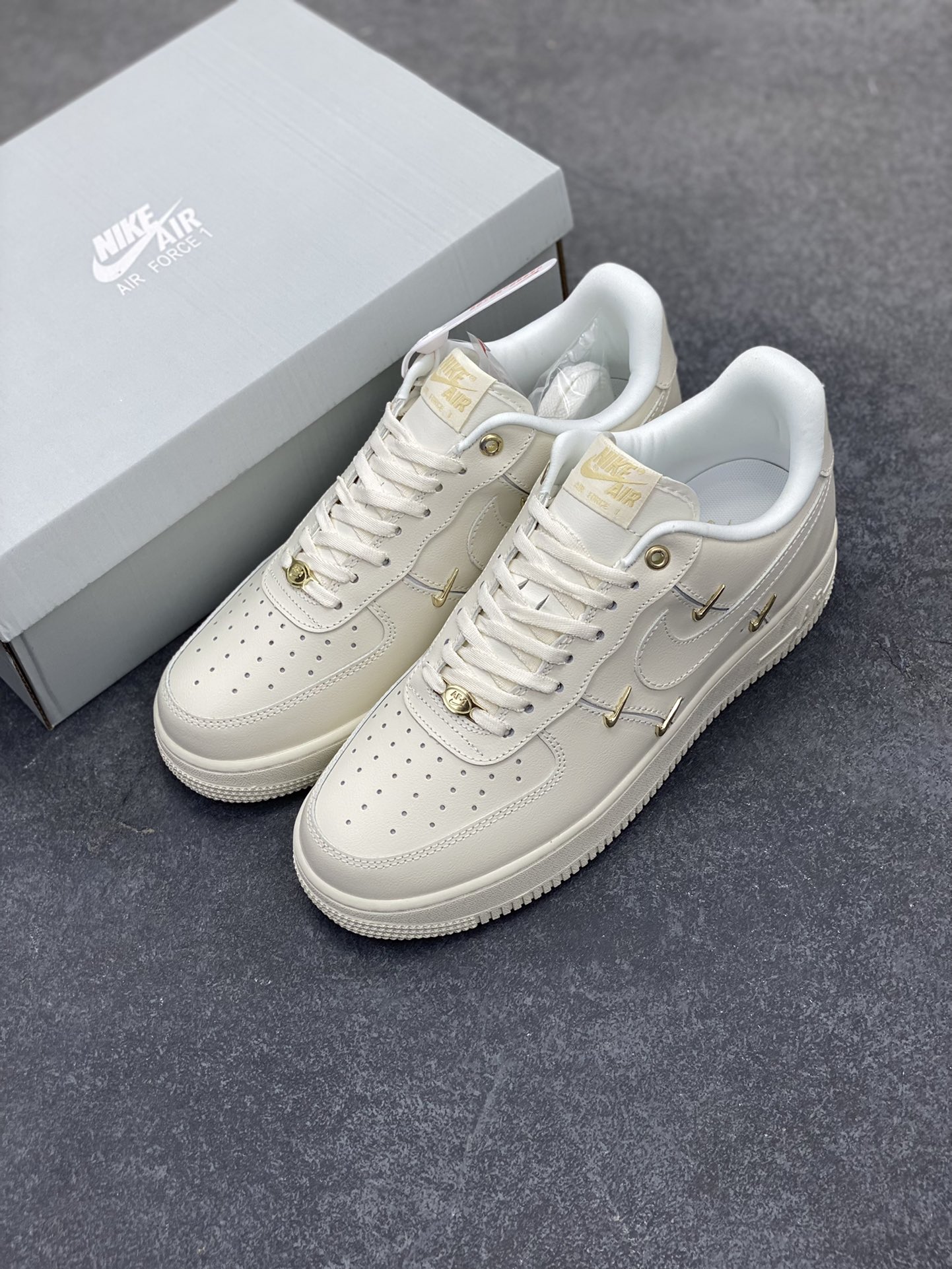 图片[8]-福利特价 Nike Air Force 1 Low 联名小金勾 空军一号低帮运动休闲板鞋 原楦头原纸板 打造纯正空军版型 专注外贸渠道 全掌内置蜂窝气垫 原盒配件 原厂中底钢印、拉帮完美 货号：FV3654-111 尺码：36 36.5 37.5 38 38.5 39 40 40.5 41 42 42.5 43 44 44.5 45-选品中心