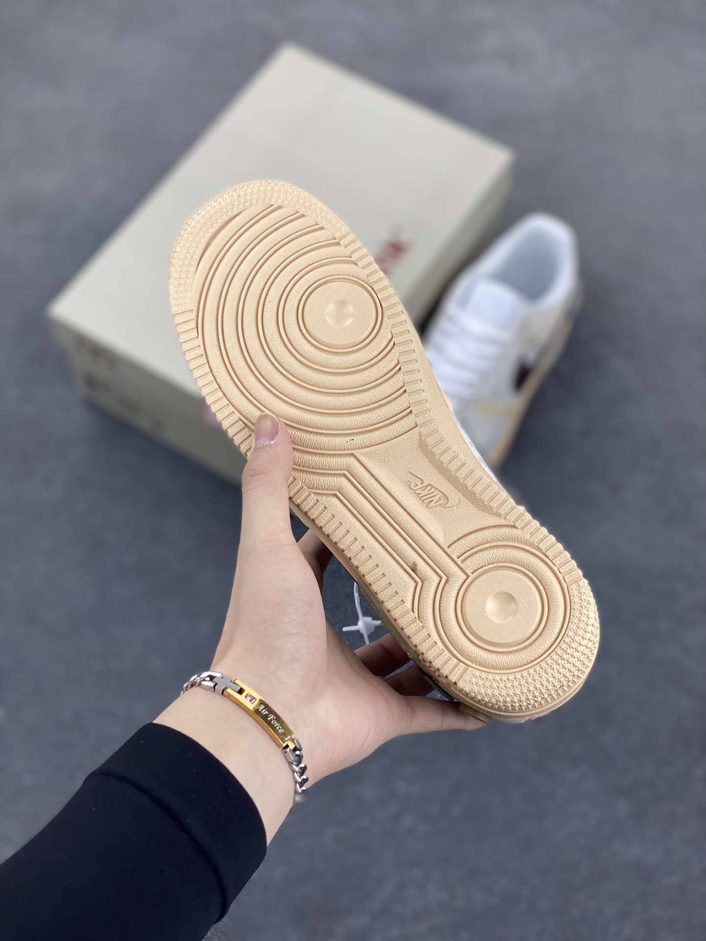 图片[5]-Nike Air Force 1 Low 空军一号低帮百搭休闲运动板鞋。柔软、弹性十足的缓震性能和出色的中底设计，横跨复古与现代的外型结合，造就出风靡全球三十多年的Force 1，直到今天还深受青睐。 货号：CW2288-111 尺码：36 36.5 37.5 38 38.5 39 40 40.5 41 42 42.5 43 44 44.5 45-选品中心