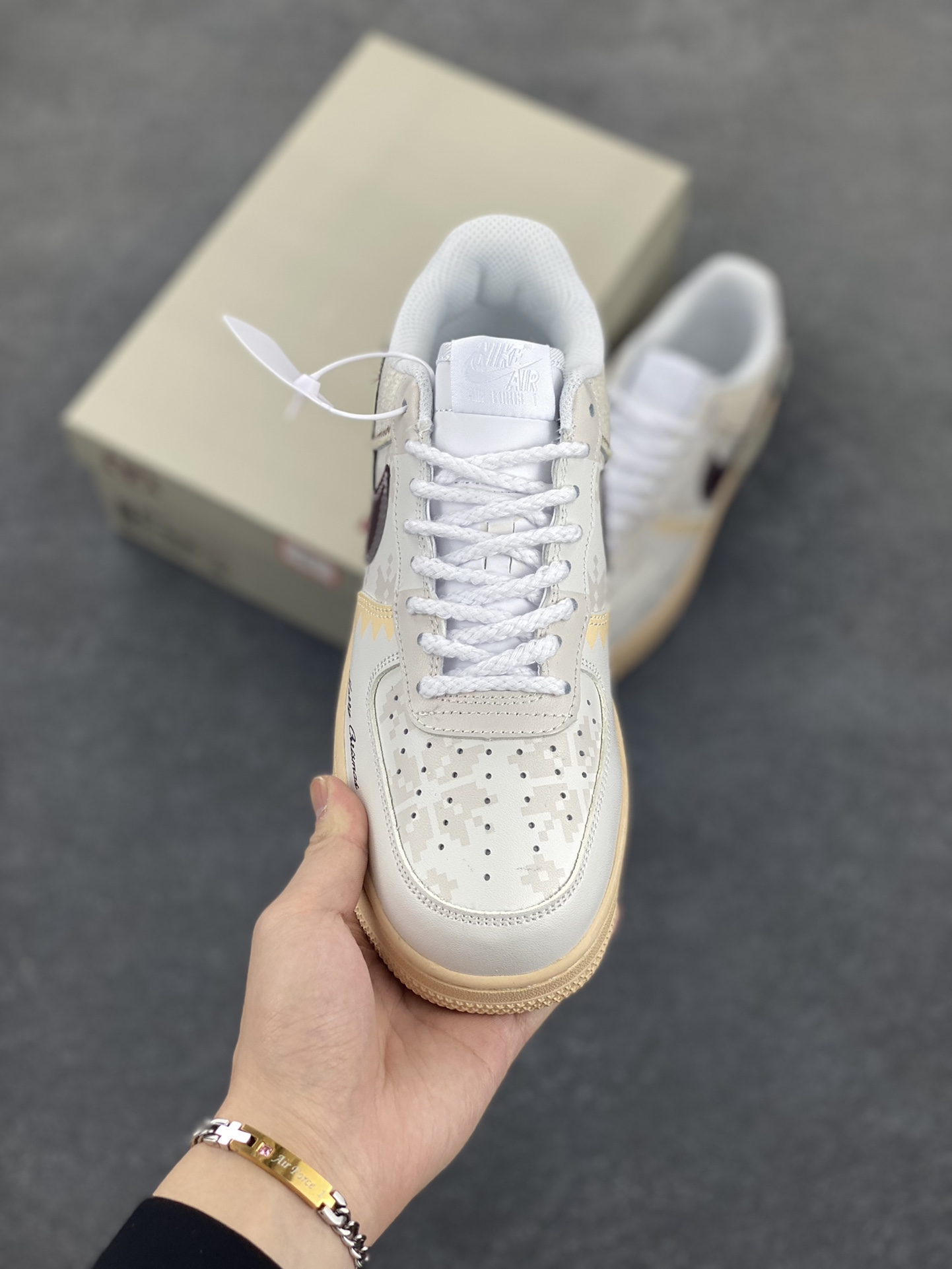 图片[2]-Nike Air Force 1 Low 空军一号低帮百搭休闲运动板鞋。柔软、弹性十足的缓震性能和出色的中底设计，横跨复古与现代的外型结合，造就出风靡全球三十多年的Force 1，直到今天还深受青睐。 货号：CW2288-111 尺码：36 36.5 37.5 38 38.5 39 40 40.5 41 42 42.5 43 44 44.5 45-选品中心