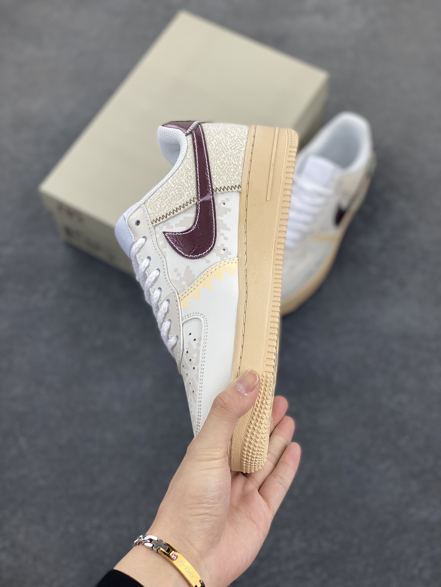 图片[3]-Nike Air Force 1 Low 空军一号低帮百搭休闲运动板鞋。柔软、弹性十足的缓震性能和出色的中底设计，横跨复古与现代的外型结合，造就出风靡全球三十多年的Force 1，直到今天还深受青睐。 货号：CW2288-111 尺码：36 36.5 37.5 38 38.5 39 40 40.5 41 42 42.5 43 44 44.5 45-选品中心
