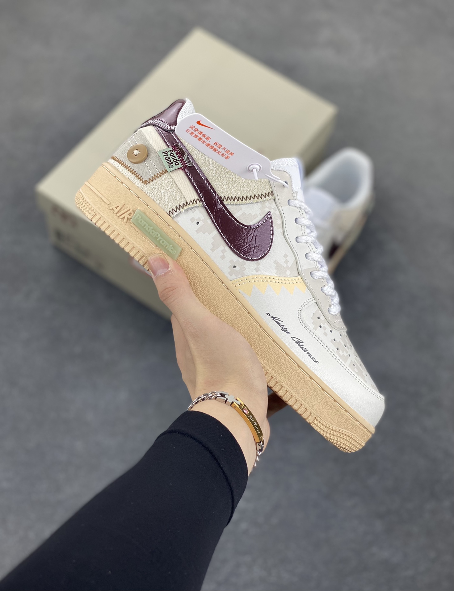 Nike Air Force 1 Low 空军一号低帮百搭休闲运动板鞋。柔软、弹性十足的缓震性能和出色的中底设计,横跨复古与现代的外型结合,造就出风靡全球三十多年的Force 1,直到今天还深受青睐。 货号:CW2288-111 尺码:36 36.5 37.5 38 38.5 39 40 40.5 41 42 42.5 43 44 44.5 45-选品中心