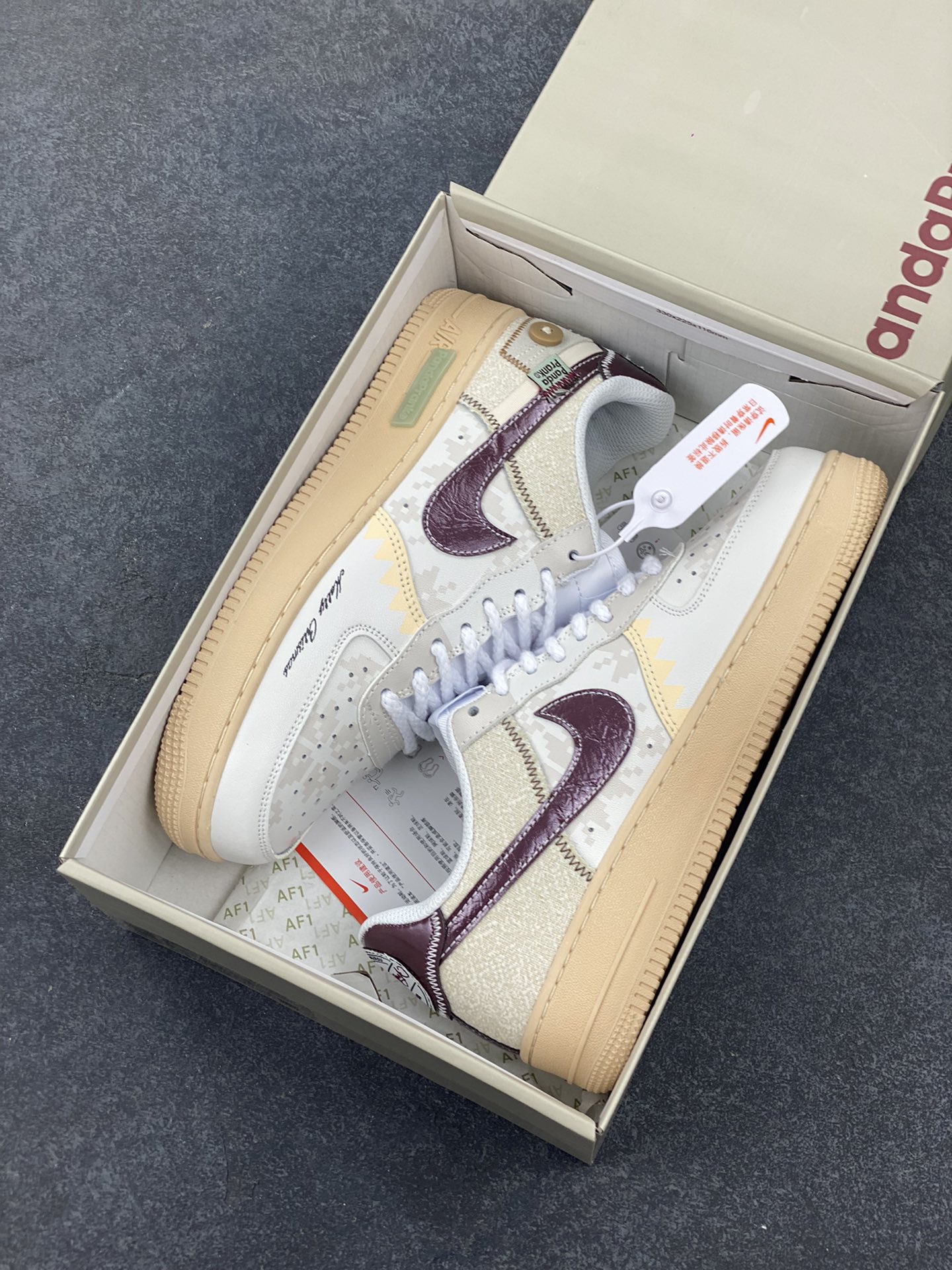 图片[9]-Nike Air Force 1 Low 空军一号低帮百搭休闲运动板鞋。柔软、弹性十足的缓震性能和出色的中底设计，横跨复古与现代的外型结合，造就出风靡全球三十多年的Force 1，直到今天还深受青睐。 货号：CW2288-111 尺码：36 36.5 37.5 38 38.5 39 40 40.5 41 42 42.5 43 44 44.5 45-选品中心