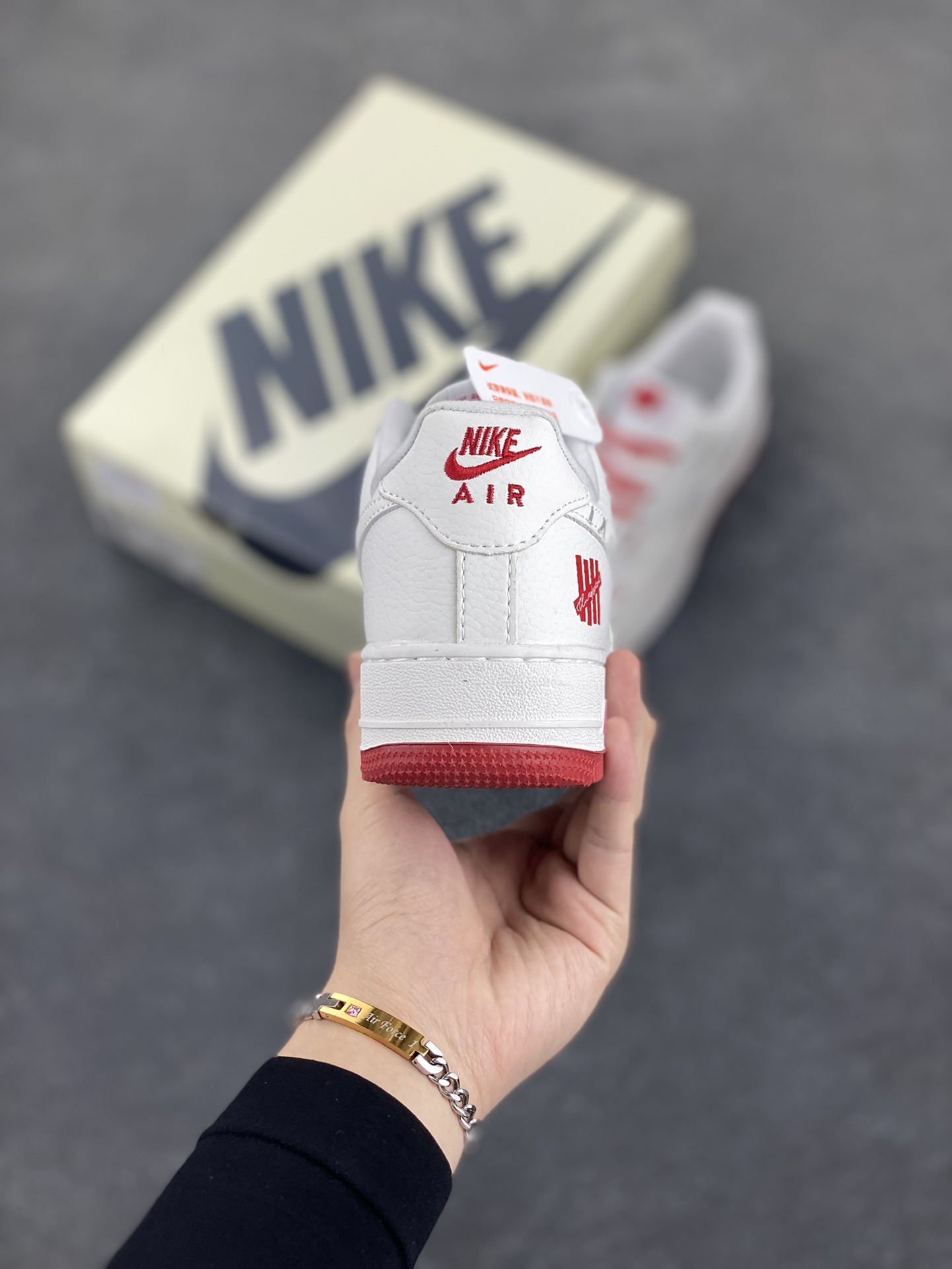 图片[4]-NIke Air Force 1 \’07 Low “UN联名”空军一号 低帮 运动鞋 休闲鞋 折边针车 工艺难度大 原楦头原纸板 原装鞋盒 定制五金配件 内置全掌气垫 原厂鞋底 货号：DQ6628-153 尺码：36 36.5 37.5 38 38.5 39 40 40.5 41 42 42.5 43 44 44.5 45-选品中心