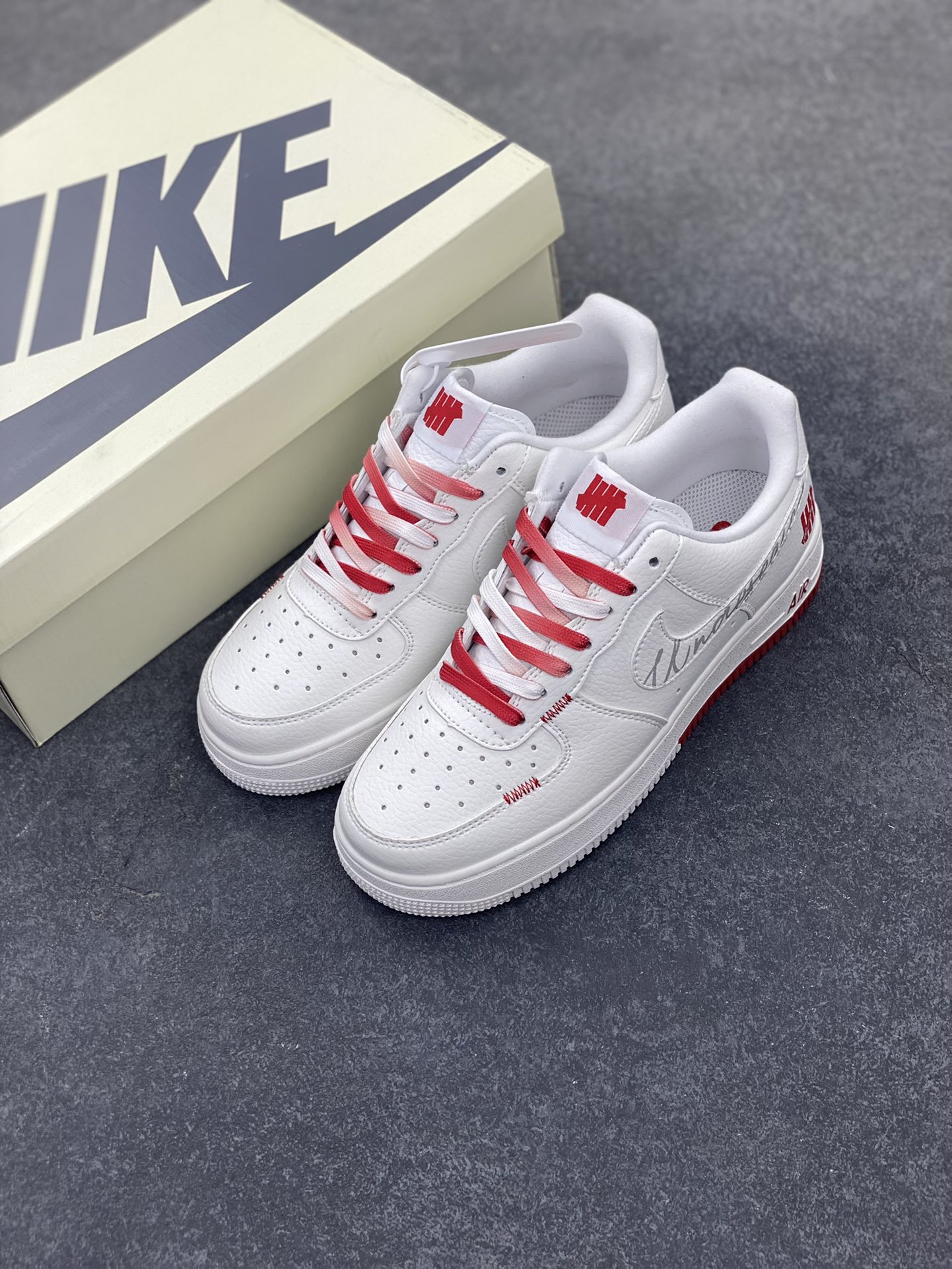 图片[8]-NIke Air Force 1 \’07 Low “UN联名”空军一号 低帮 运动鞋 休闲鞋 折边针车 工艺难度大 原楦头原纸板 原装鞋盒 定制五金配件 内置全掌气垫 原厂鞋底 货号：DQ6628-153 尺码：36 36.5 37.5 38 38.5 39 40 40.5 41 42 42.5 43 44 44.5 45-选品中心
