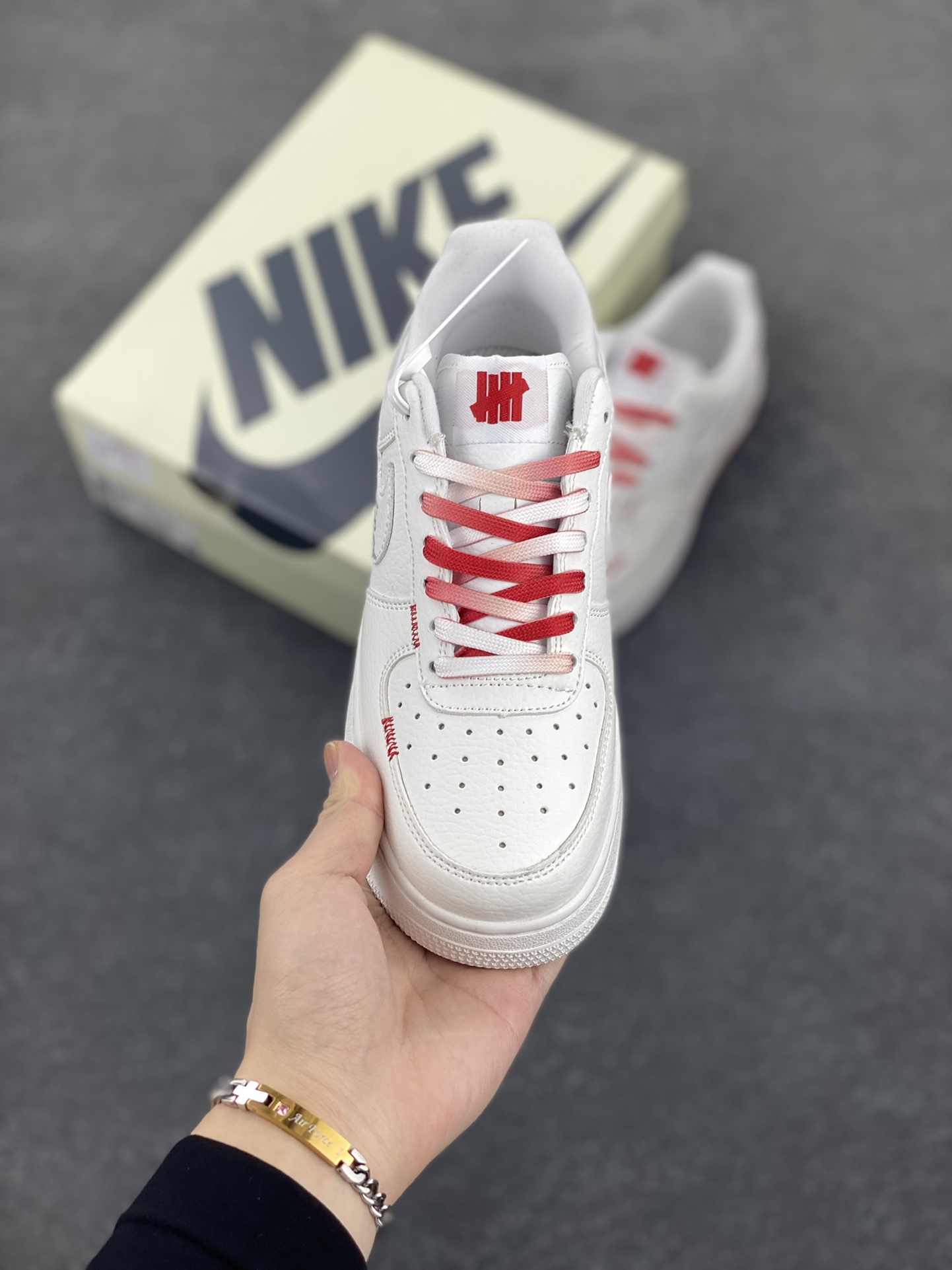 图片[2]-NIke Air Force 1 \’07 Low “UN联名”空军一号 低帮 运动鞋 休闲鞋 折边针车 工艺难度大 原楦头原纸板 原装鞋盒 定制五金配件 内置全掌气垫 原厂鞋底 货号：DQ6628-153 尺码：36 36.5 37.5 38 38.5 39 40 40.5 41 42 42.5 43 44 44.5 45-选品中心