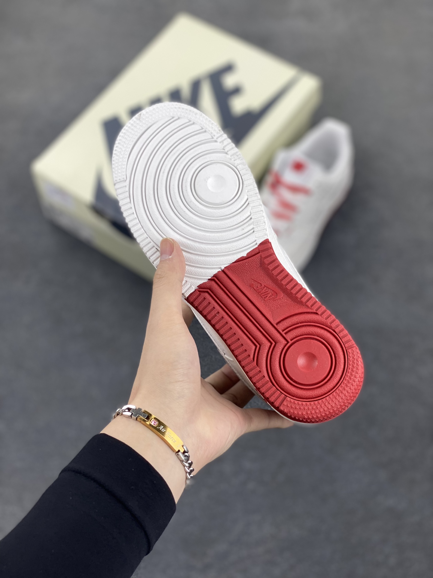 图片[5]-NIke Air Force 1 \’07 Low “UN联名”空军一号 低帮 运动鞋 休闲鞋 折边针车 工艺难度大 原楦头原纸板 原装鞋盒 定制五金配件 内置全掌气垫 原厂鞋底 货号：DQ6628-153 尺码：36 36.5 37.5 38 38.5 39 40 40.5 41 42 42.5 43 44 44.5 45-选品中心