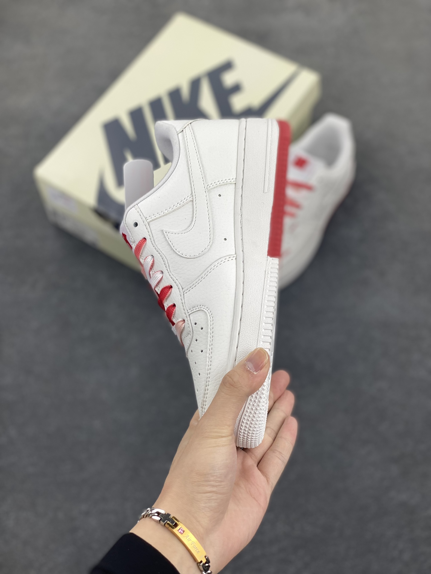 图片[3]-NIke Air Force 1 \’07 Low “UN联名”空军一号 低帮 运动鞋 休闲鞋 折边针车 工艺难度大 原楦头原纸板 原装鞋盒 定制五金配件 内置全掌气垫 原厂鞋底 货号：DQ6628-153 尺码：36 36.5 37.5 38 38.5 39 40 40.5 41 42 42.5 43 44 44.5 45-选品中心
