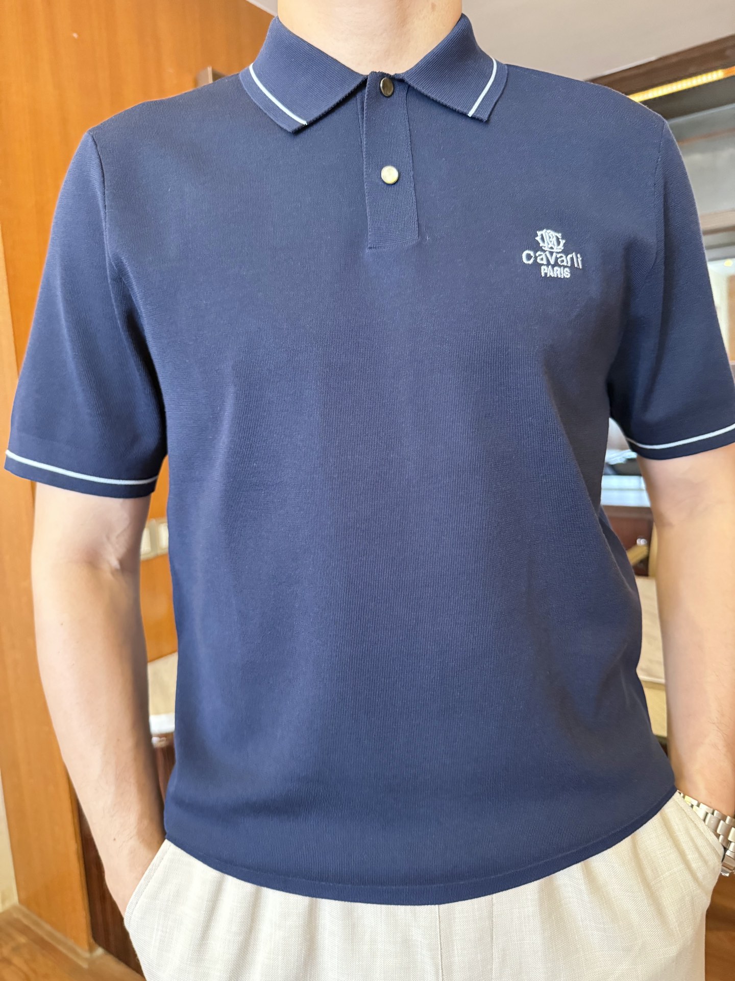 NO:137876,Cavalli-2025 counter latest hot polo shipments, hot-selling items in European and American counters!  Selected Italian imported fine cotton mulberry silk fabrics, matched with simple and atmospheric design without losing fashion, and the upper body effect needs no more. The code number m-3xl (model 173/130 wear m, with Hong Kong Lane Crawford gift box packaging),,alexander wang19860909卡瓦利-2025专柜最新爆款polo出货 欧美专柜热销单品！精选意大利进口精棉桑蚕丝面料,搭配简约大气的设计不失时尚 上身效果不用多说.码数m-3xl（模特173/130穿m,配香港连卡佛礼盒包装）,,alexander wang,Men's clothing