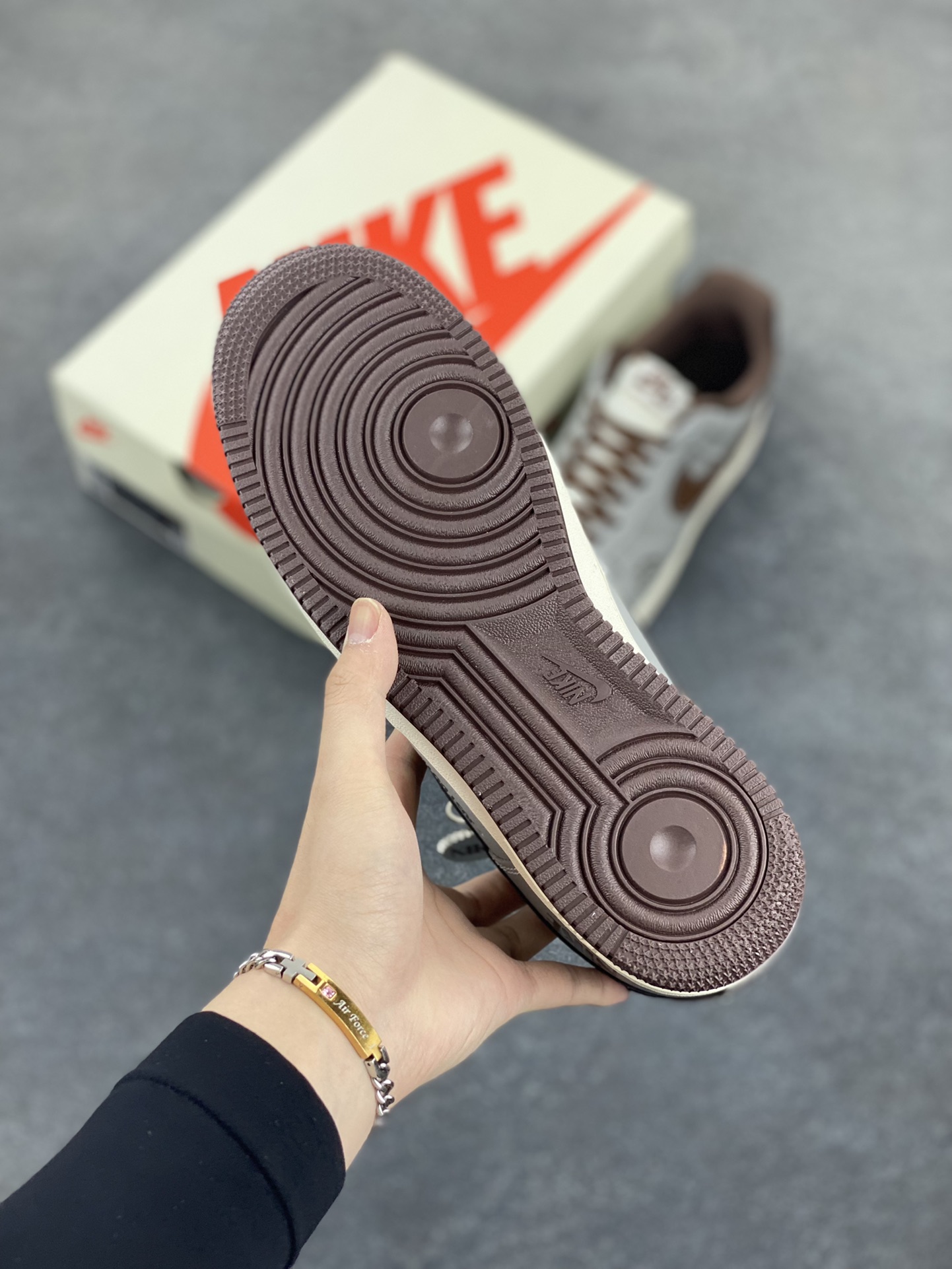 图片[5]-NIke Air Force 1 \’07 Low “NIKE联名——灰棕鬼脸”空军一号 低帮 运动鞋 休闲鞋 折边针车 工艺难度大 原楦头原纸板 原装鞋盒 定制五金配件 内置全掌气垫 原厂鞋底 货号：KK1988-073 尺码：36 36.5 37.5 38 38.5 39 40 40.5 41 42 42.5 43 44 44.5 45-选品中心