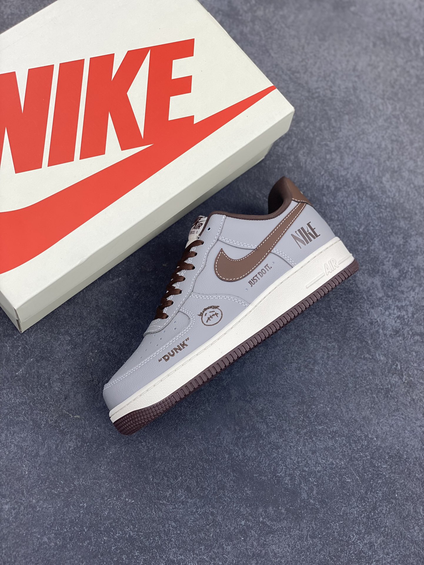 图片[7]-NIke Air Force 1 \’07 Low “NIKE联名——灰棕鬼脸”空军一号 低帮 运动鞋 休闲鞋 折边针车 工艺难度大 原楦头原纸板 原装鞋盒 定制五金配件 内置全掌气垫 原厂鞋底 货号：KK1988-073 尺码：36 36.5 37.5 38 38.5 39 40 40.5 41 42 42.5 43 44 44.5 45-选品中心