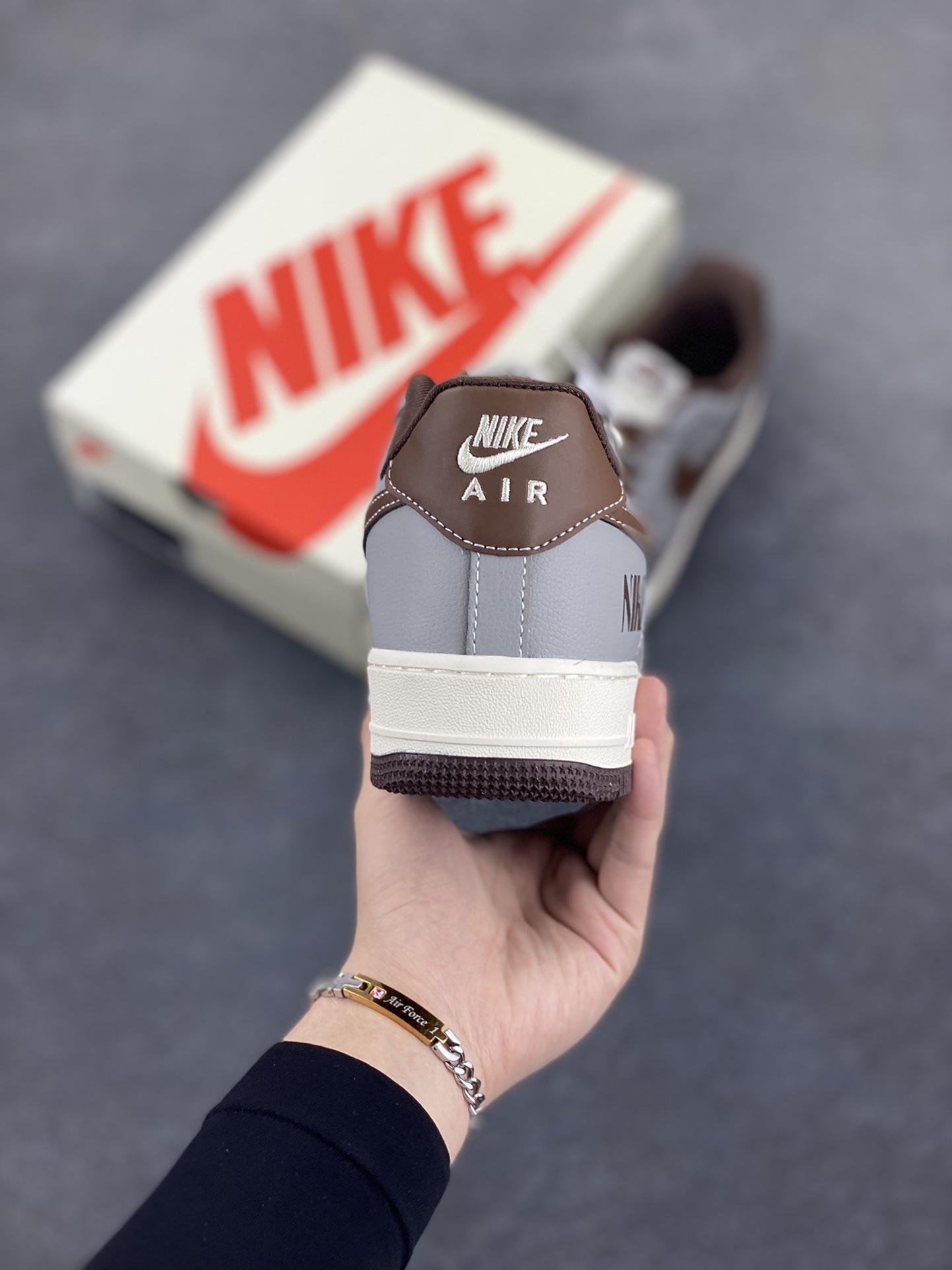 图片[4]-NIke Air Force 1 \’07 Low “NIKE联名——灰棕鬼脸”空军一号 低帮 运动鞋 休闲鞋 折边针车 工艺难度大 原楦头原纸板 原装鞋盒 定制五金配件 内置全掌气垫 原厂鞋底 货号：KK1988-073 尺码：36 36.5 37.5 38 38.5 39 40 40.5 41 42 42.5 43 44 44.5 45-选品中心