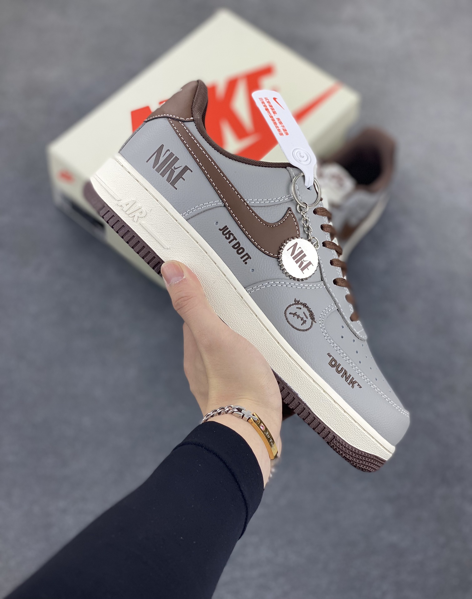 NIke Air Force 1 \’07 Low “NIKE联名——灰棕鬼脸”空军一号 低帮 运动鞋 休闲鞋 折边针车 工艺难度大 原楦头原纸板 原装鞋盒 定制五金配件 内置全掌气垫 原厂鞋底 货号:KK1988-073 尺码:36 36.5 37.5 38 38.5 39 40 40.5 41 42 42.5 43 44 44.5 45-选品中心