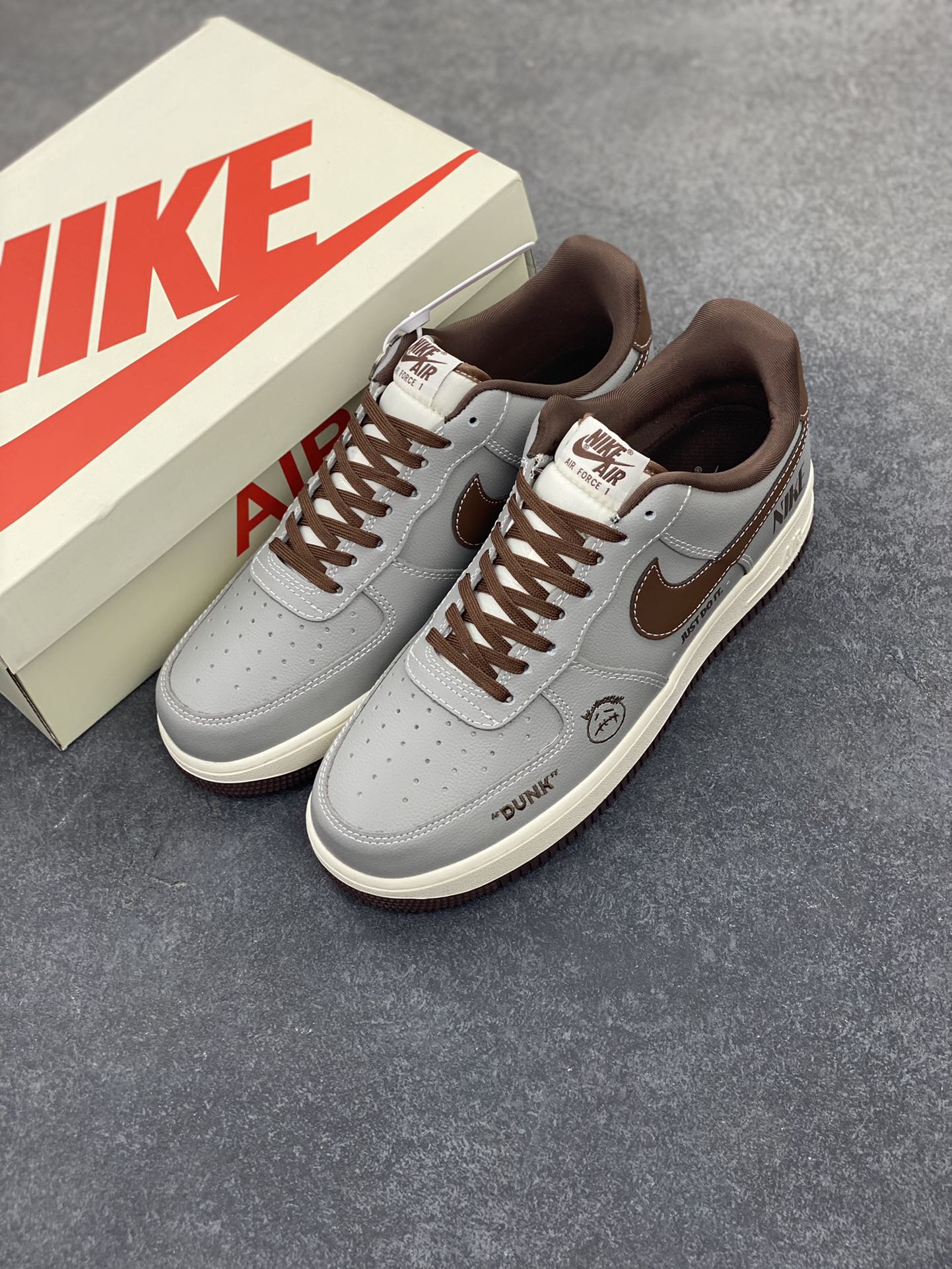 图片[8]-NIke Air Force 1 \’07 Low “NIKE联名——灰棕鬼脸”空军一号 低帮 运动鞋 休闲鞋 折边针车 工艺难度大 原楦头原纸板 原装鞋盒 定制五金配件 内置全掌气垫 原厂鞋底 货号：KK1988-073 尺码：36 36.5 37.5 38 38.5 39 40 40.5 41 42 42.5 43 44 44.5 45-选品中心