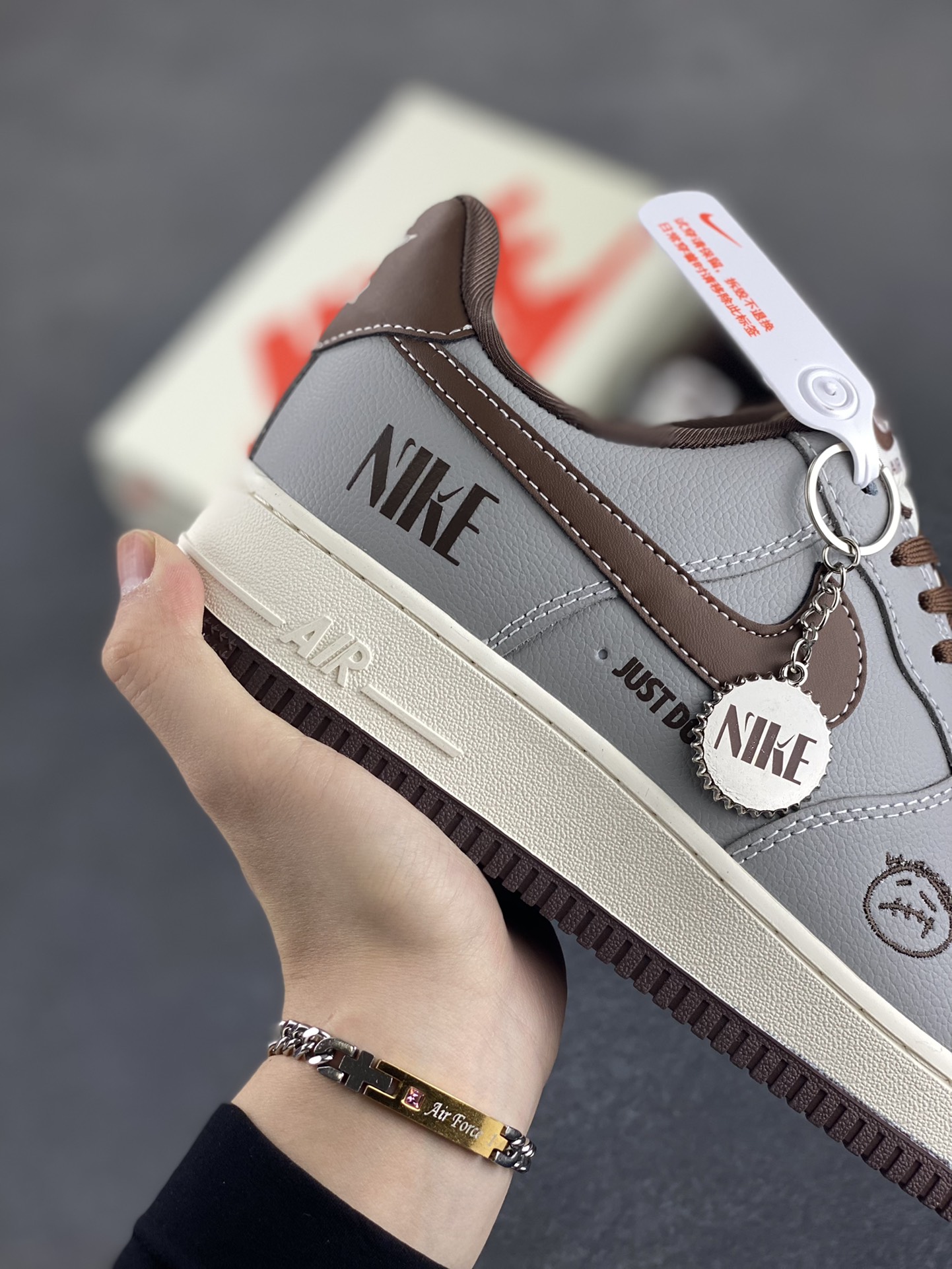 图片[6]-NIke Air Force 1 \’07 Low “NIKE联名——灰棕鬼脸”空军一号 低帮 运动鞋 休闲鞋 折边针车 工艺难度大 原楦头原纸板 原装鞋盒 定制五金配件 内置全掌气垫 原厂鞋底 货号：KK1988-073 尺码：36 36.5 37.5 38 38.5 39 40 40.5 41 42 42.5 43 44 44.5 45-选品中心