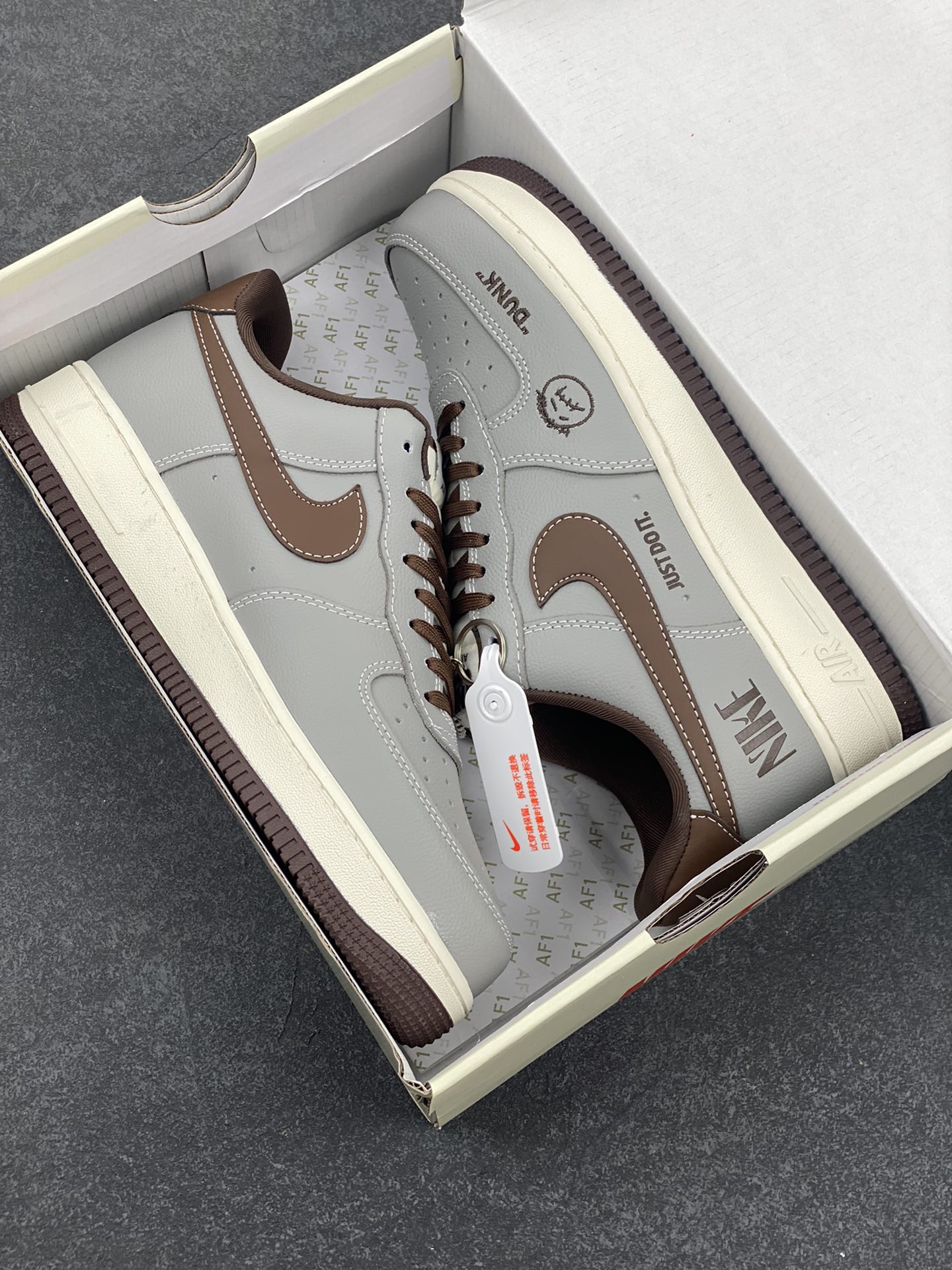 图片[9]-NIke Air Force 1 \’07 Low “NIKE联名——灰棕鬼脸”空军一号 低帮 运动鞋 休闲鞋 折边针车 工艺难度大 原楦头原纸板 原装鞋盒 定制五金配件 内置全掌气垫 原厂鞋底 货号：KK1988-073 尺码：36 36.5 37.5 38 38.5 39 40 40.5 41 42 42.5 43 44 44.5 45-选品中心