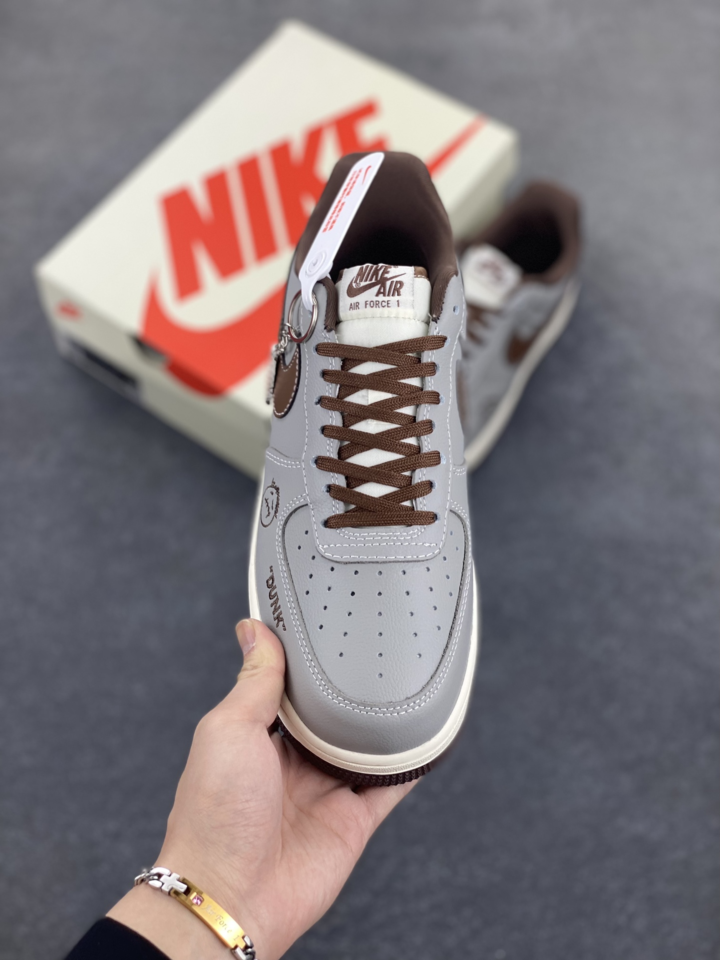 图片[2]-NIke Air Force 1 \’07 Low “NIKE联名——灰棕鬼脸”空军一号 低帮 运动鞋 休闲鞋 折边针车 工艺难度大 原楦头原纸板 原装鞋盒 定制五金配件 内置全掌气垫 原厂鞋底 货号：KK1988-073 尺码：36 36.5 37.5 38 38.5 39 40 40.5 41 42 42.5 43 44 44.5 45-选品中心