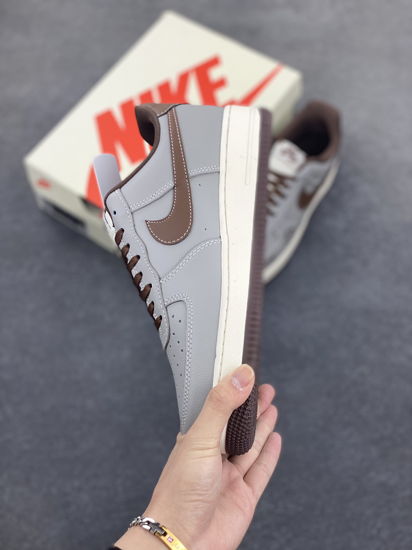 图片[3]-NIke Air Force 1 \’07 Low “NIKE联名——灰棕鬼脸”空军一号 低帮 运动鞋 休闲鞋 折边针车 工艺难度大 原楦头原纸板 原装鞋盒 定制五金配件 内置全掌气垫 原厂鞋底 货号：KK1988-073 尺码：36 36.5 37.5 38 38.5 39 40 40.5 41 42 42.5 43 44 44.5 45-选品中心