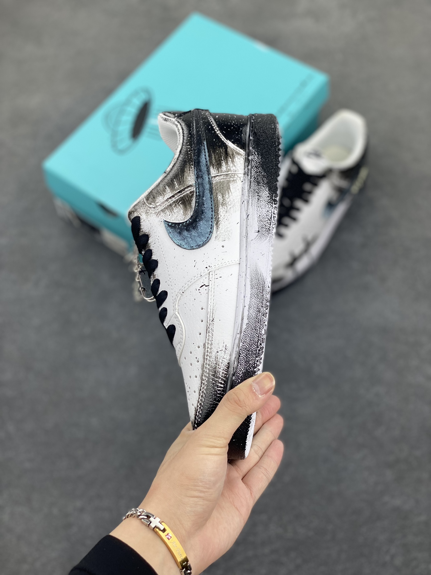 图片[3]-Nike Court Vision 1 Low“幻影十字架” 手绘涂鸦定制板鞋 幻影十字架常作为一种印花图案出现，具有独特的视觉效果。将幻影十字架与梵文、马蹄等元素结合，运用丝网印花等工艺，打造出极具潮流感的服装单品，深受追求个性与时尚的人群喜爱 货号：DH2987-099 尺码：36 36.5 37.5 38 38.5 39 40 40.5 41 42 42.5 43 44 44.5 45-选品中心