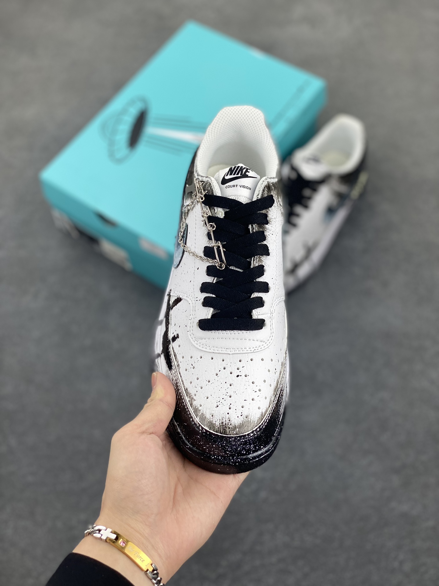图片[2]-Nike Court Vision 1 Low“幻影十字架” 手绘涂鸦定制板鞋 幻影十字架常作为一种印花图案出现，具有独特的视觉效果。将幻影十字架与梵文、马蹄等元素结合，运用丝网印花等工艺，打造出极具潮流感的服装单品，深受追求个性与时尚的人群喜爱 货号：DH2987-099 尺码：36 36.5 37.5 38 38.5 39 40 40.5 41 42 42.5 43 44 44.5 45-选品中心