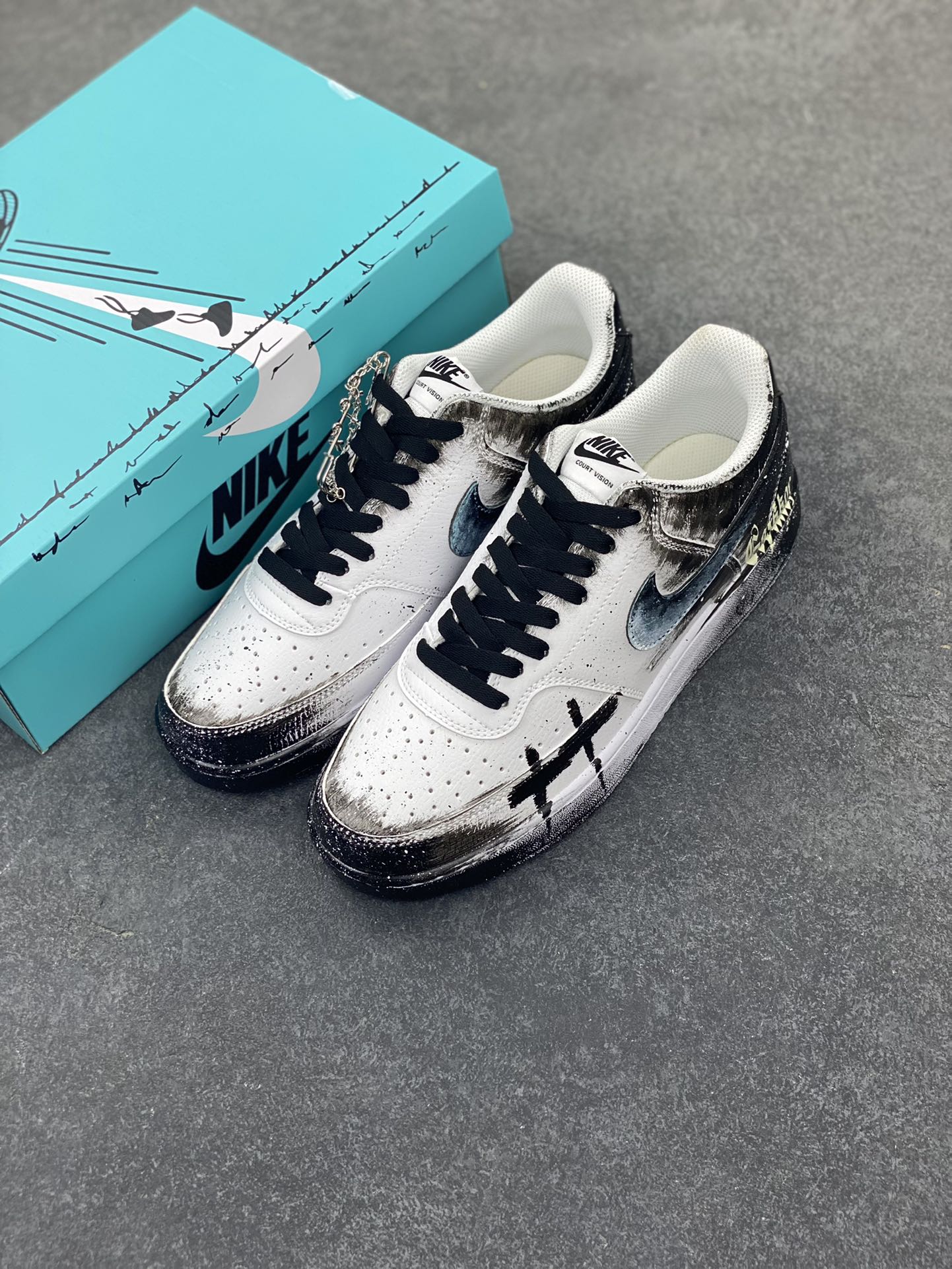 图片[8]-Nike Court Vision 1 Low“幻影十字架” 手绘涂鸦定制板鞋 幻影十字架常作为一种印花图案出现，具有独特的视觉效果。将幻影十字架与梵文、马蹄等元素结合，运用丝网印花等工艺，打造出极具潮流感的服装单品，深受追求个性与时尚的人群喜爱 货号：DH2987-099 尺码：36 36.5 37.5 38 38.5 39 40 40.5 41 42 42.5 43 44 44.5 45-选品中心