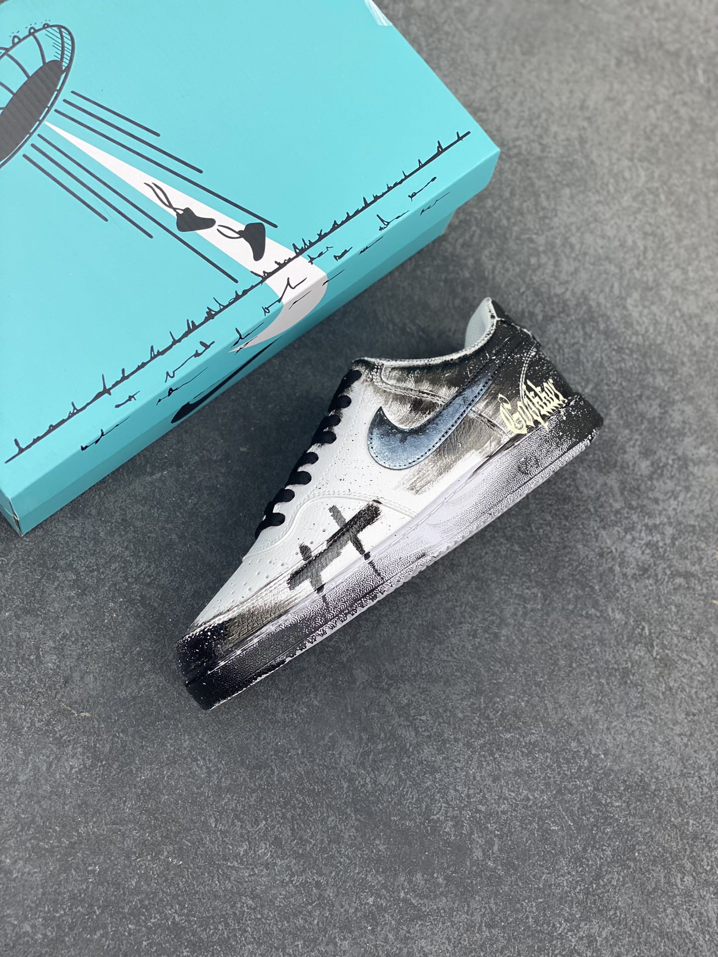 图片[7]-Nike Court Vision 1 Low“幻影十字架” 手绘涂鸦定制板鞋 幻影十字架常作为一种印花图案出现，具有独特的视觉效果。将幻影十字架与梵文、马蹄等元素结合，运用丝网印花等工艺，打造出极具潮流感的服装单品，深受追求个性与时尚的人群喜爱 货号：DH2987-099 尺码：36 36.5 37.5 38 38.5 39 40 40.5 41 42 42.5 43 44 44.5 45-选品中心