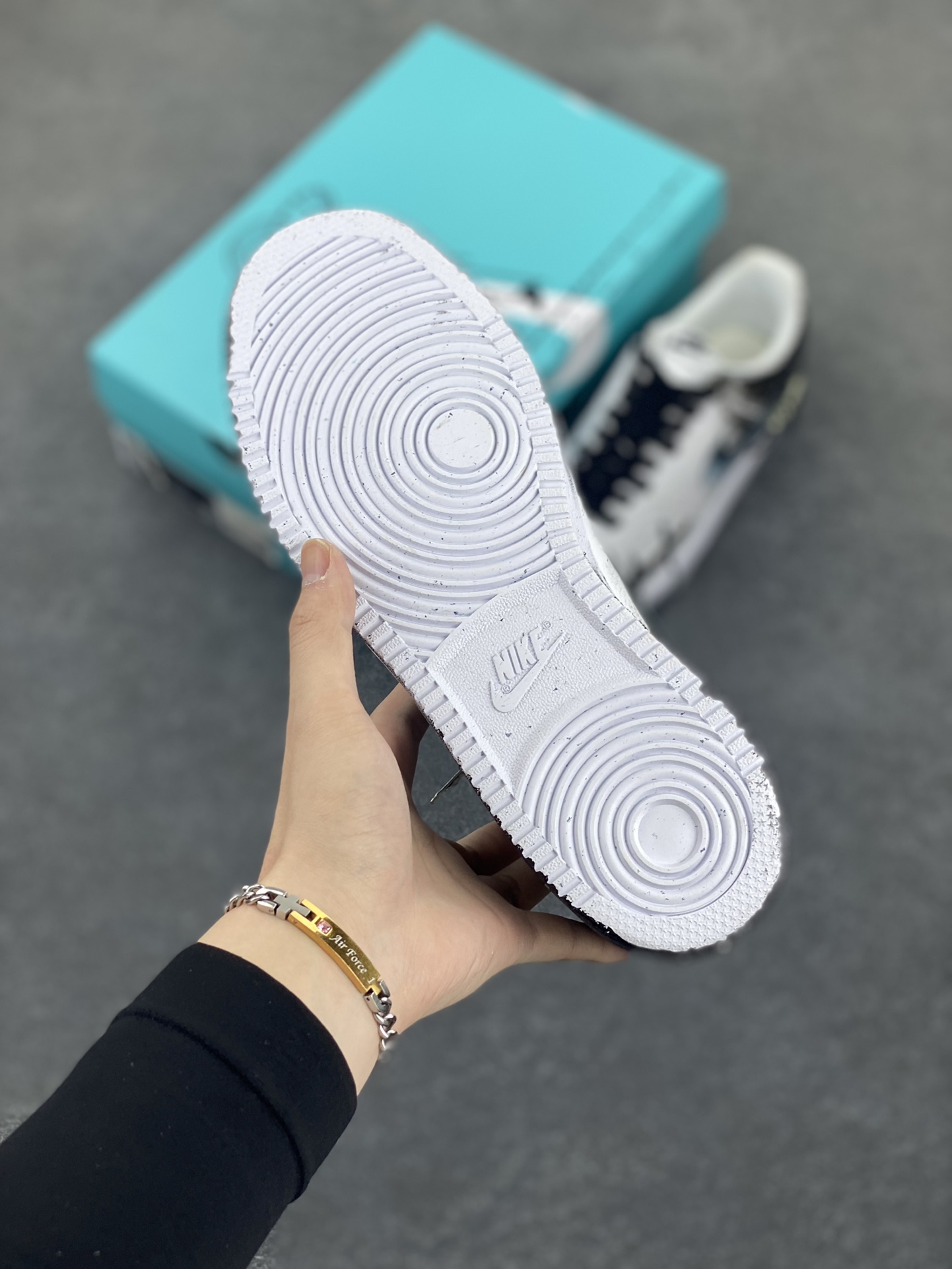 图片[5]-Nike Court Vision 1 Low“幻影十字架” 手绘涂鸦定制板鞋 幻影十字架常作为一种印花图案出现，具有独特的视觉效果。将幻影十字架与梵文、马蹄等元素结合，运用丝网印花等工艺，打造出极具潮流感的服装单品，深受追求个性与时尚的人群喜爱 货号：DH2987-099 尺码：36 36.5 37.5 38 38.5 39 40 40.5 41 42 42.5 43 44 44.5 45-选品中心