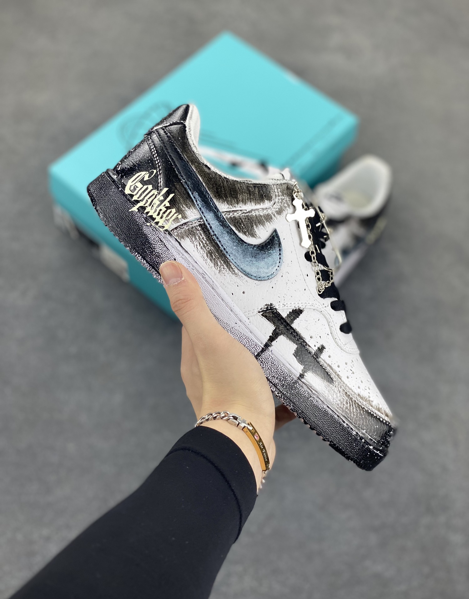 Nike Court Vision 1 Low“幻影十字架” 手绘涂鸦定制板鞋 幻影十字架常作为一种印花图案出现，具有独特的视觉效果。将幻影十字架与梵文、马蹄等元素结合，运用丝网印花等工艺，打造出极具潮流感的服装单品，深受追求个性与时尚的人群喜爱 货号：DH2987-099 尺码：36 36.5 37.5 38 38.5 39 40 40.5 41 42 42.5 43 44 44.5 45-选品中心