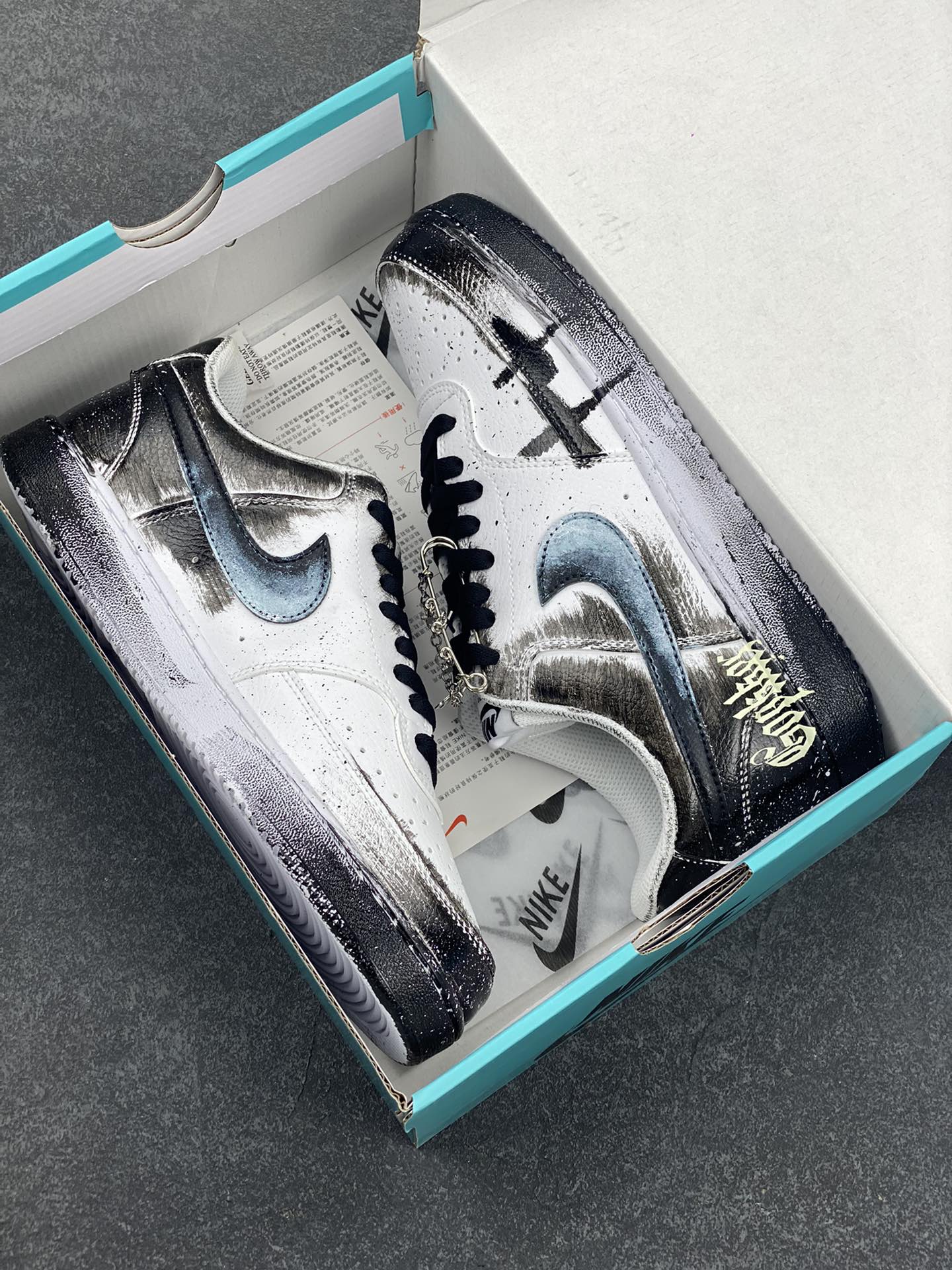 图片[9]-Nike Court Vision 1 Low“幻影十字架” 手绘涂鸦定制板鞋 幻影十字架常作为一种印花图案出现，具有独特的视觉效果。将幻影十字架与梵文、马蹄等元素结合，运用丝网印花等工艺，打造出极具潮流感的服装单品，深受追求个性与时尚的人群喜爱 货号：DH2987-099 尺码：36 36.5 37.5 38 38.5 39 40 40.5 41 42 42.5 43 44 44.5 45-选品中心