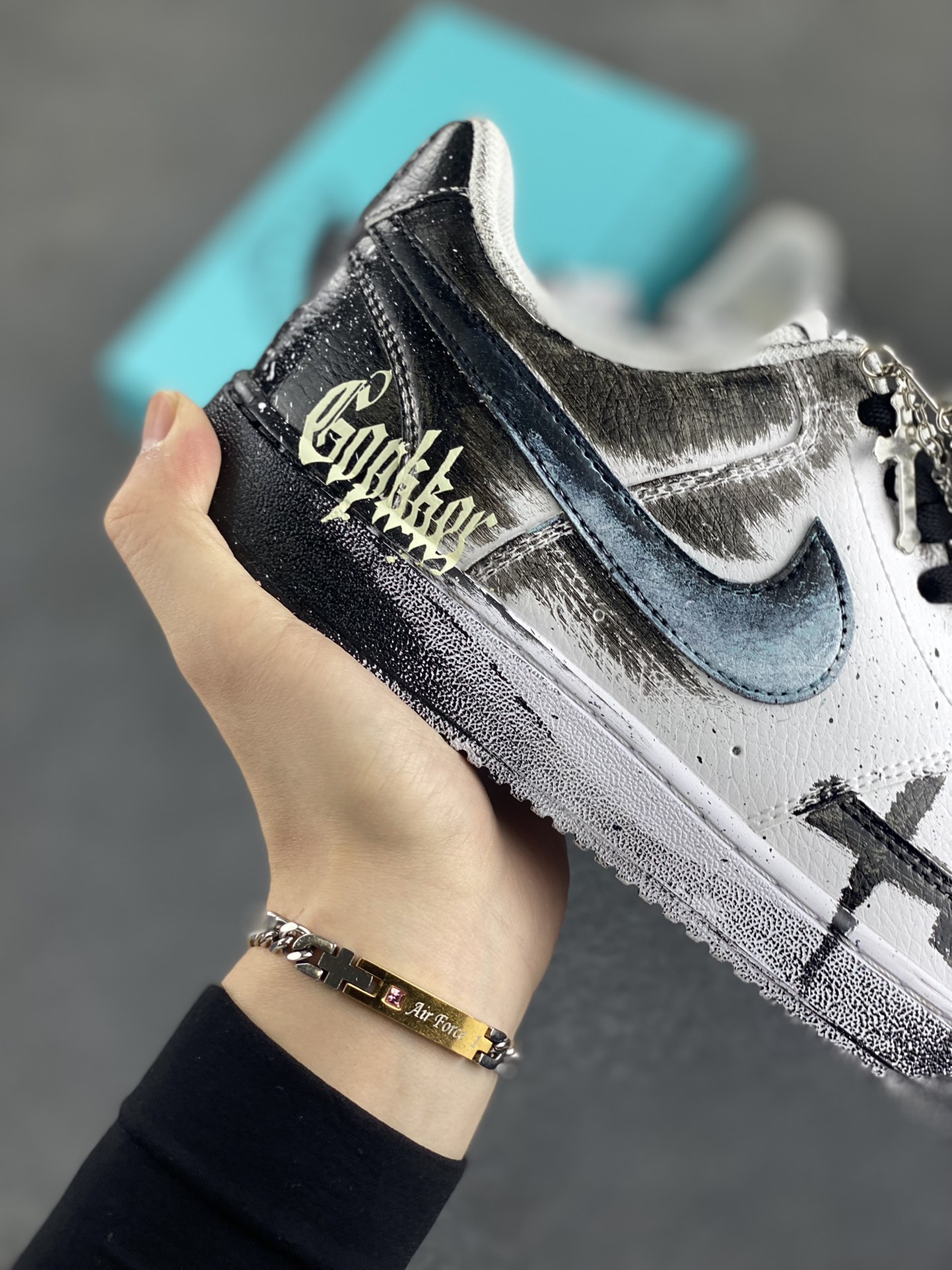 图片[6]-Nike Court Vision 1 Low“幻影十字架” 手绘涂鸦定制板鞋 幻影十字架常作为一种印花图案出现，具有独特的视觉效果。将幻影十字架与梵文、马蹄等元素结合，运用丝网印花等工艺，打造出极具潮流感的服装单品，深受追求个性与时尚的人群喜爱 货号：DH2987-099 尺码：36 36.5 37.5 38 38.5 39 40 40.5 41 42 42.5 43 44 44.5 45-选品中心