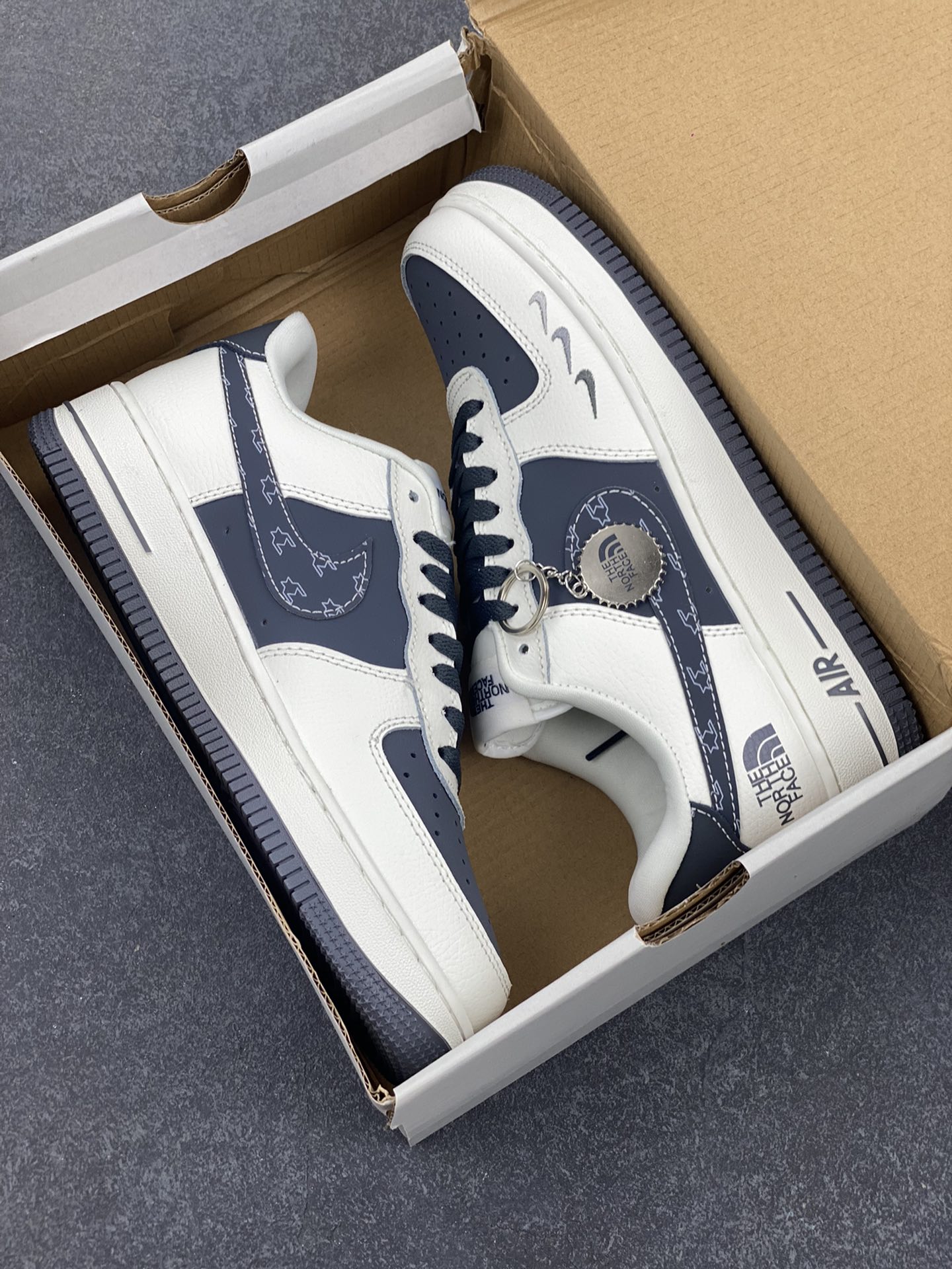 图片[9]-Nike Air Force 1 Low 空军一号低帮百搭休闲运动板鞋。柔软、弹性十足的缓震性能和出色的中底设计，横跨复古与现代的外型结合，造就出风靡全球三十多年的Force 1，直到今天还深受青睐。 货号：DZ4711-100 尺码：36 36.5 37.5 38 38.5 39 40 40.5 41 42 42.5 43 44 44.5 45-选品中心