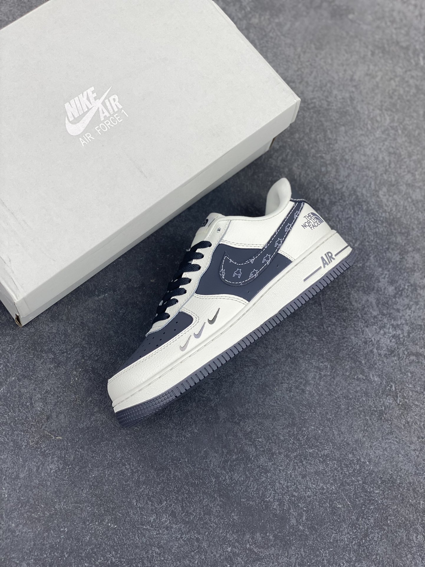 图片[7]-Nike Air Force 1 Low 空军一号低帮百搭休闲运动板鞋。柔软、弹性十足的缓震性能和出色的中底设计，横跨复古与现代的外型结合，造就出风靡全球三十多年的Force 1，直到今天还深受青睐。 货号：DZ4711-100 尺码：36 36.5 37.5 38 38.5 39 40 40.5 41 42 42.5 43 44 44.5 45-选品中心