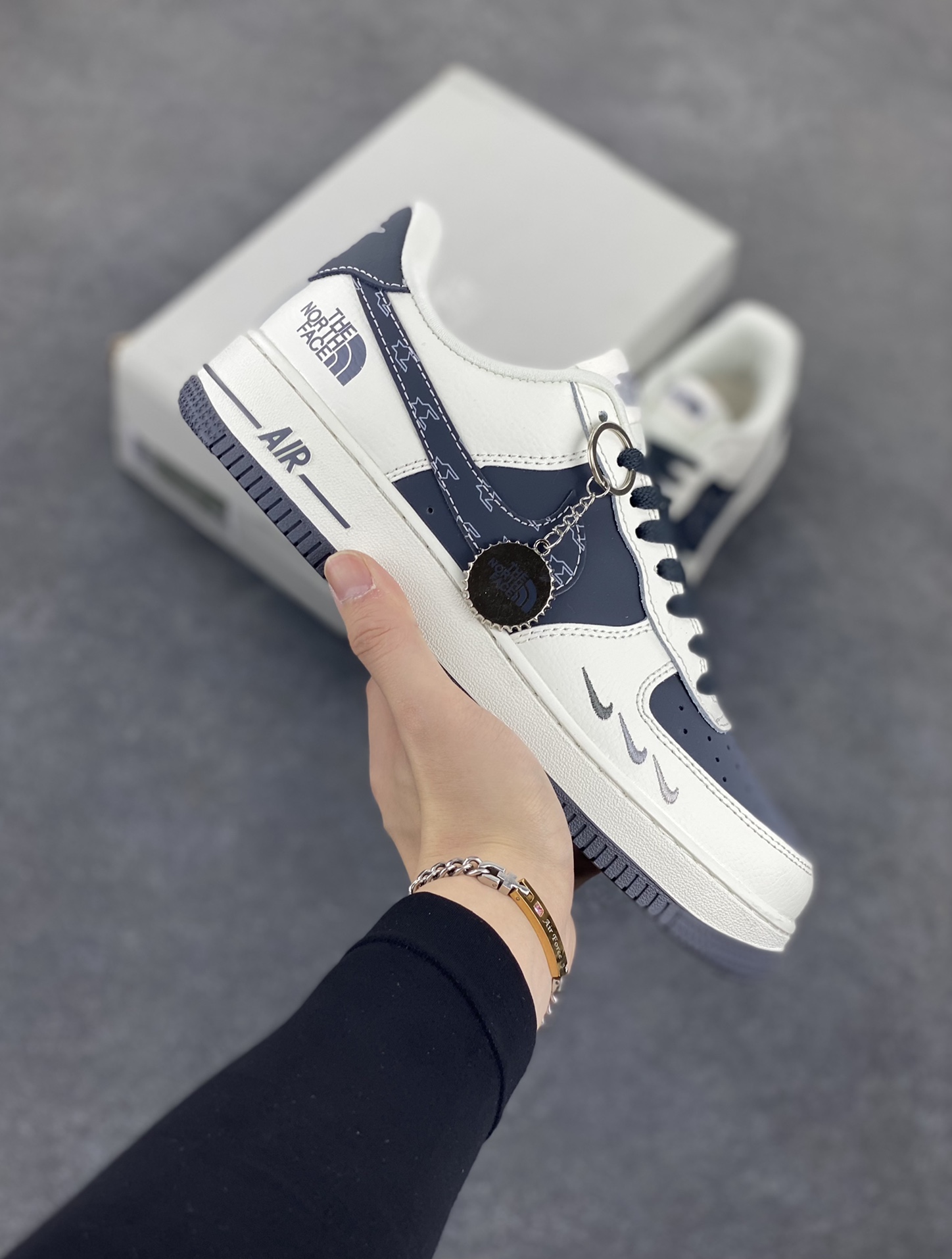 Nike Air Force 1 Low 空军一号低帮百搭休闲运动板鞋。柔软、弹性十足的缓震性能和出色的中底设计,横跨复古与现代的外型结合,造就出风靡全球三十多年的Force 1,直到今天还深受青睐。 货号:DZ4711-100 尺码:36 36.5 37.5 38 38.5 39 40 40.5 41 42 42.5 43 44 44.5 45-选品中心