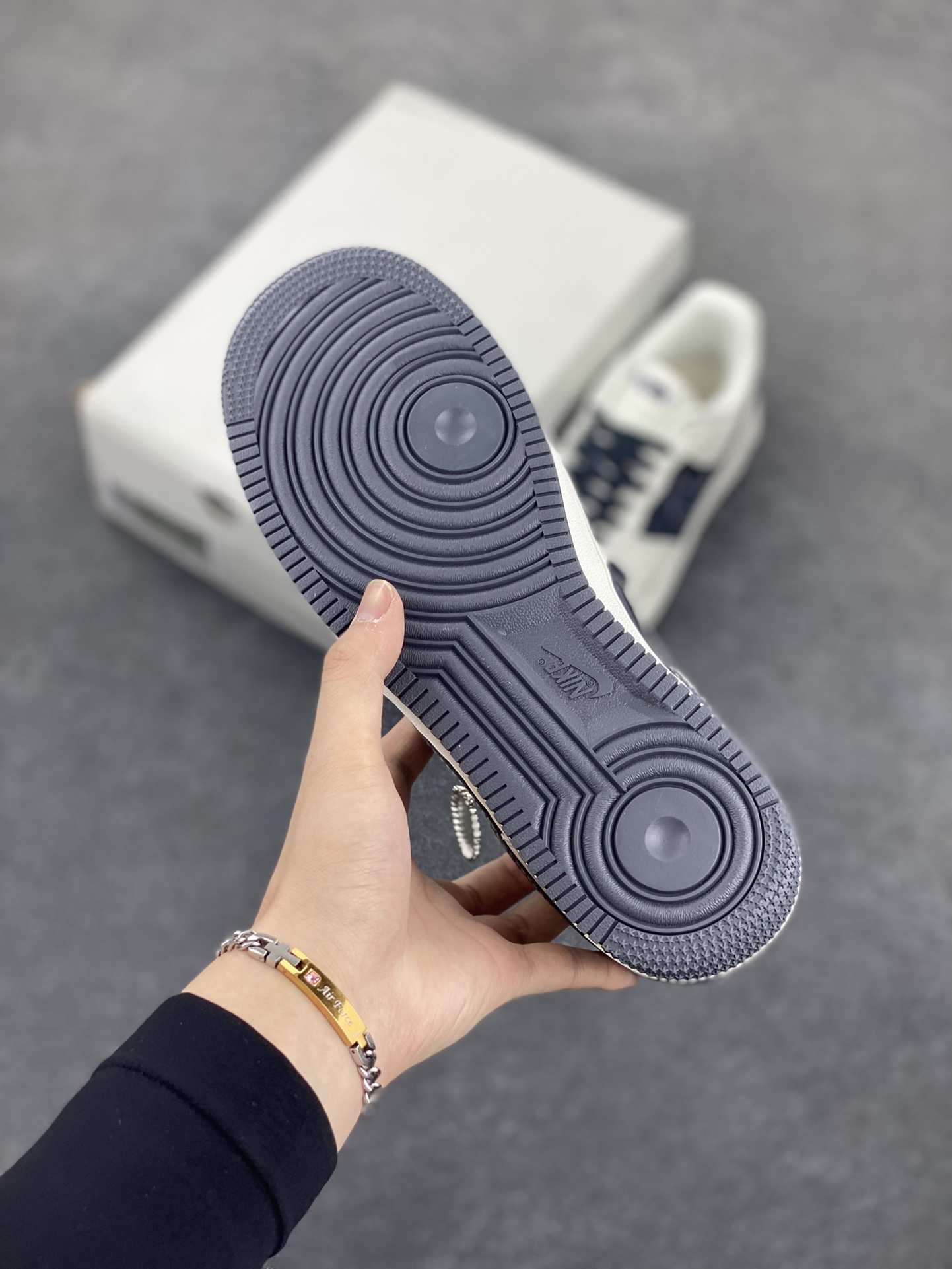 图片[5]-Nike Air Force 1 Low 空军一号低帮百搭休闲运动板鞋。柔软、弹性十足的缓震性能和出色的中底设计，横跨复古与现代的外型结合，造就出风靡全球三十多年的Force 1，直到今天还深受青睐。 货号：DZ4711-100 尺码：36 36.5 37.5 38 38.5 39 40 40.5 41 42 42.5 43 44 44.5 45-选品中心