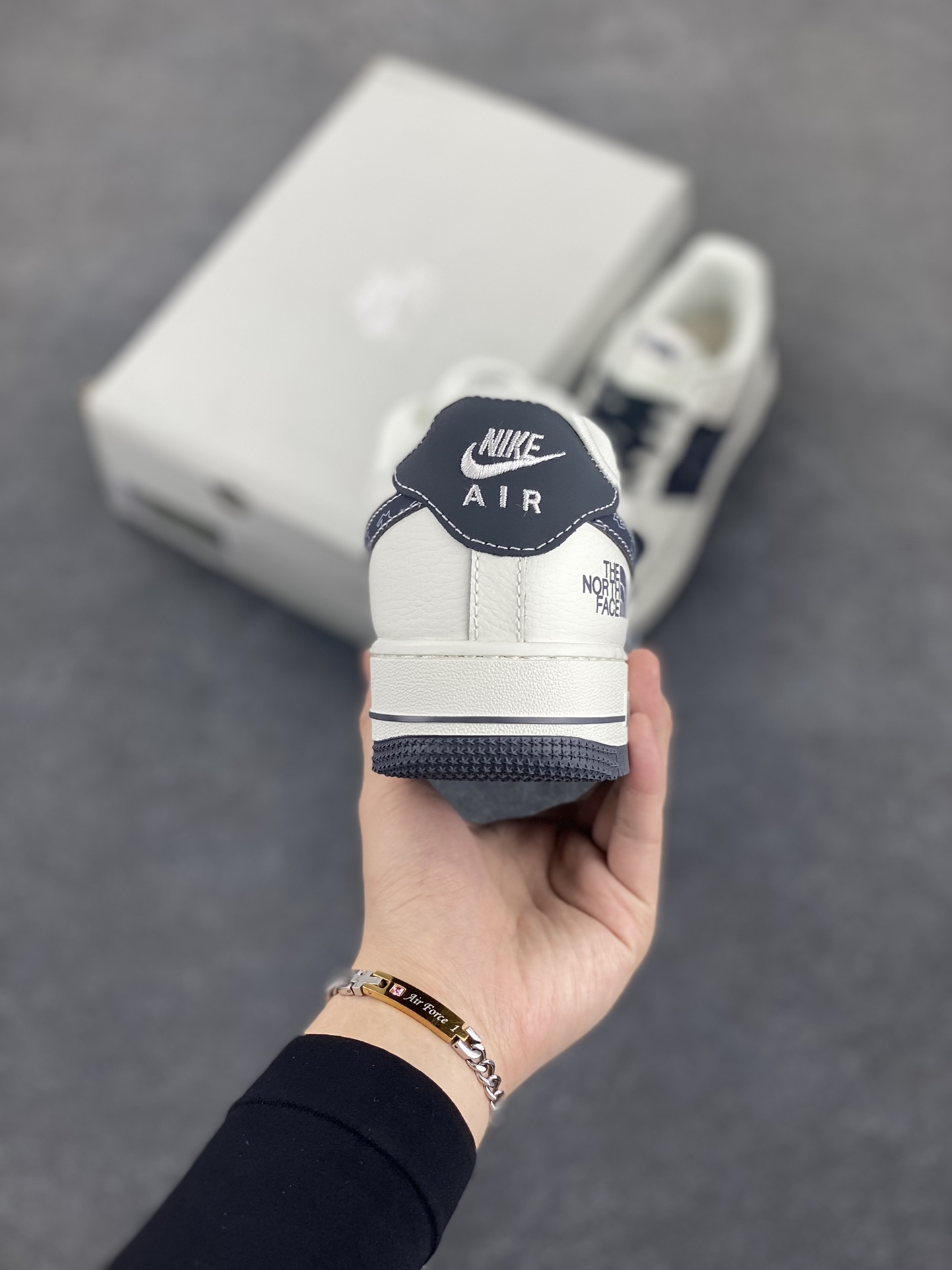图片[4]-Nike Air Force 1 Low 空军一号低帮百搭休闲运动板鞋。柔软、弹性十足的缓震性能和出色的中底设计，横跨复古与现代的外型结合，造就出风靡全球三十多年的Force 1，直到今天还深受青睐。 货号：DZ4711-100 尺码：36 36.5 37.5 38 38.5 39 40 40.5 41 42 42.5 43 44 44.5 45-选品中心