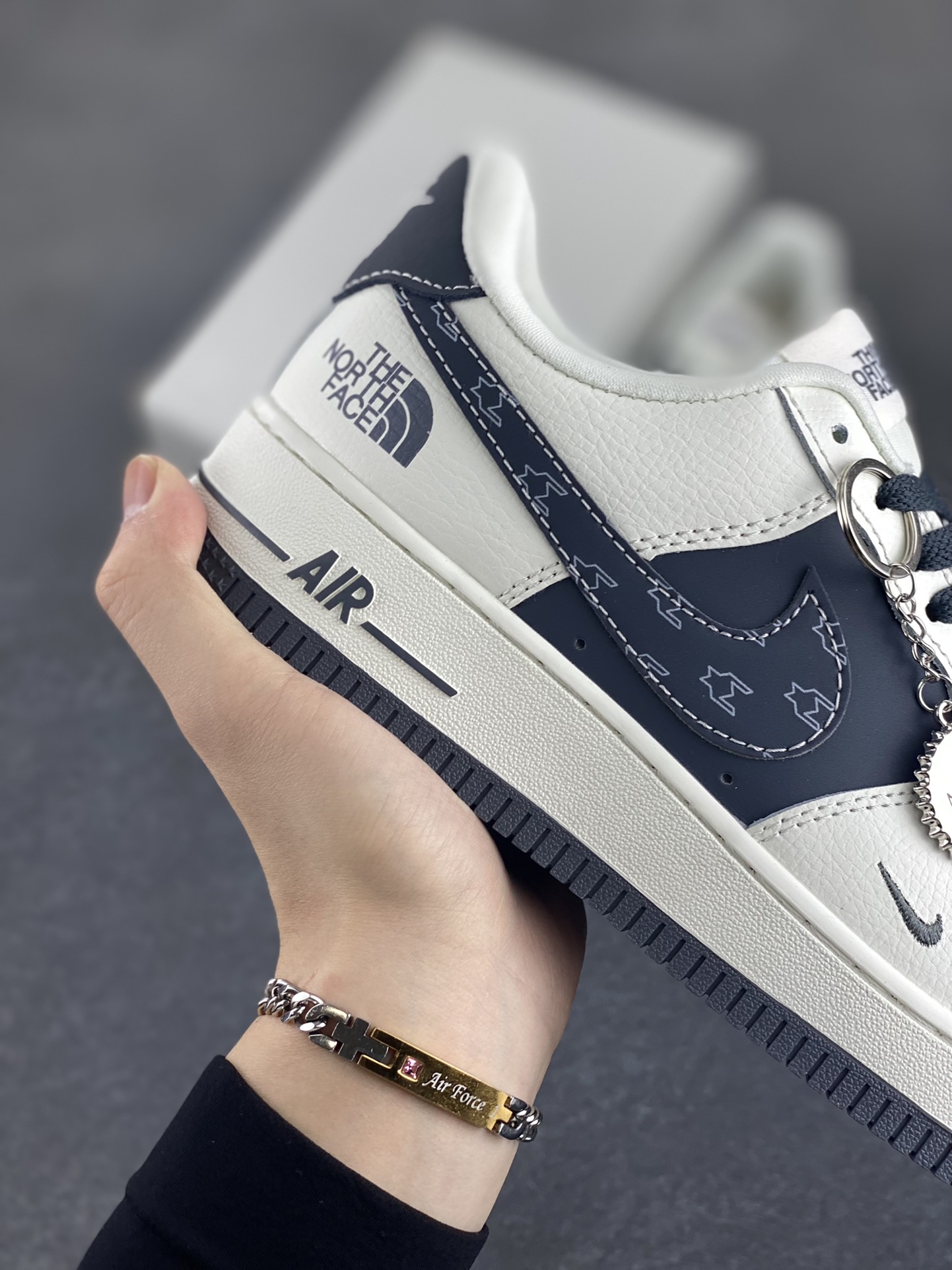 图片[6]-Nike Air Force 1 Low 空军一号低帮百搭休闲运动板鞋。柔软、弹性十足的缓震性能和出色的中底设计，横跨复古与现代的外型结合，造就出风靡全球三十多年的Force 1，直到今天还深受青睐。 货号：DZ4711-100 尺码：36 36.5 37.5 38 38.5 39 40 40.5 41 42 42.5 43 44 44.5 45-选品中心