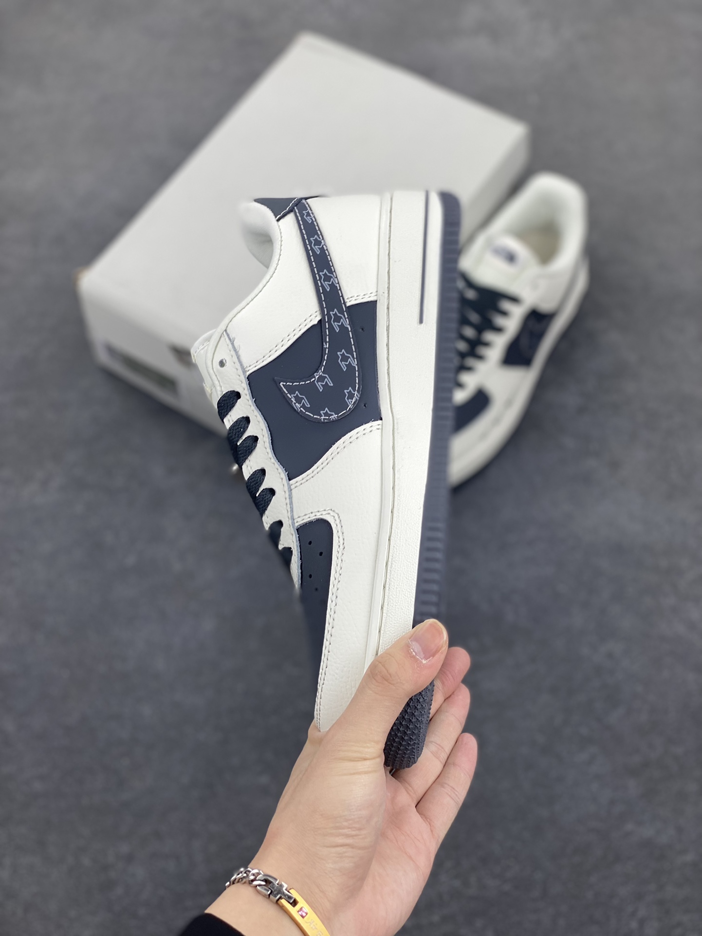 图片[3]-Nike Air Force 1 Low 空军一号低帮百搭休闲运动板鞋。柔软、弹性十足的缓震性能和出色的中底设计，横跨复古与现代的外型结合，造就出风靡全球三十多年的Force 1，直到今天还深受青睐。 货号：DZ4711-100 尺码：36 36.5 37.5 38 38.5 39 40 40.5 41 42 42.5 43 44 44.5 45-选品中心