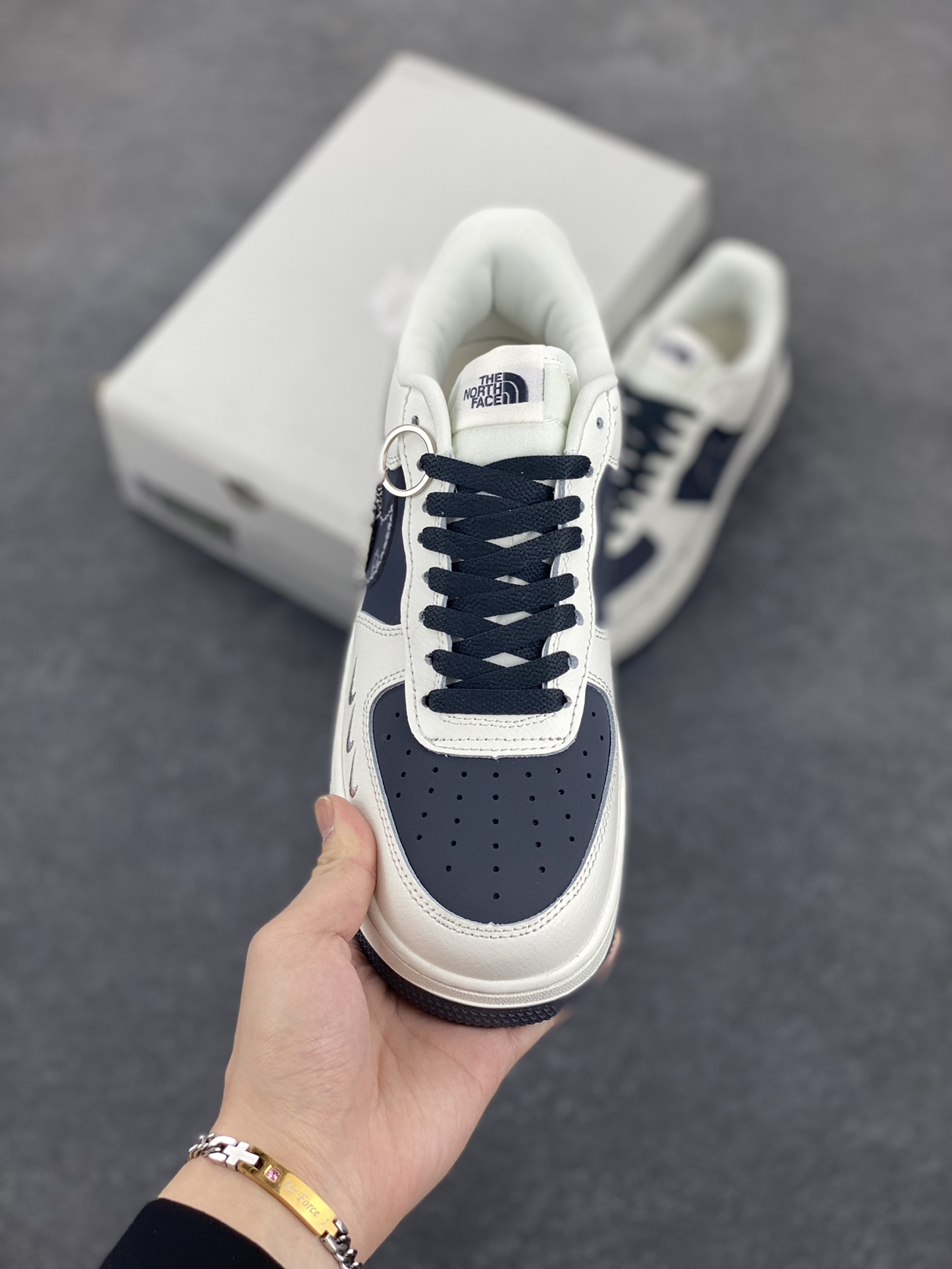图片[2]-Nike Air Force 1 Low 空军一号低帮百搭休闲运动板鞋。柔软、弹性十足的缓震性能和出色的中底设计，横跨复古与现代的外型结合，造就出风靡全球三十多年的Force 1，直到今天还深受青睐。 货号：DZ4711-100 尺码：36 36.5 37.5 38 38.5 39 40 40.5 41 42 42.5 43 44 44.5 45-选品中心