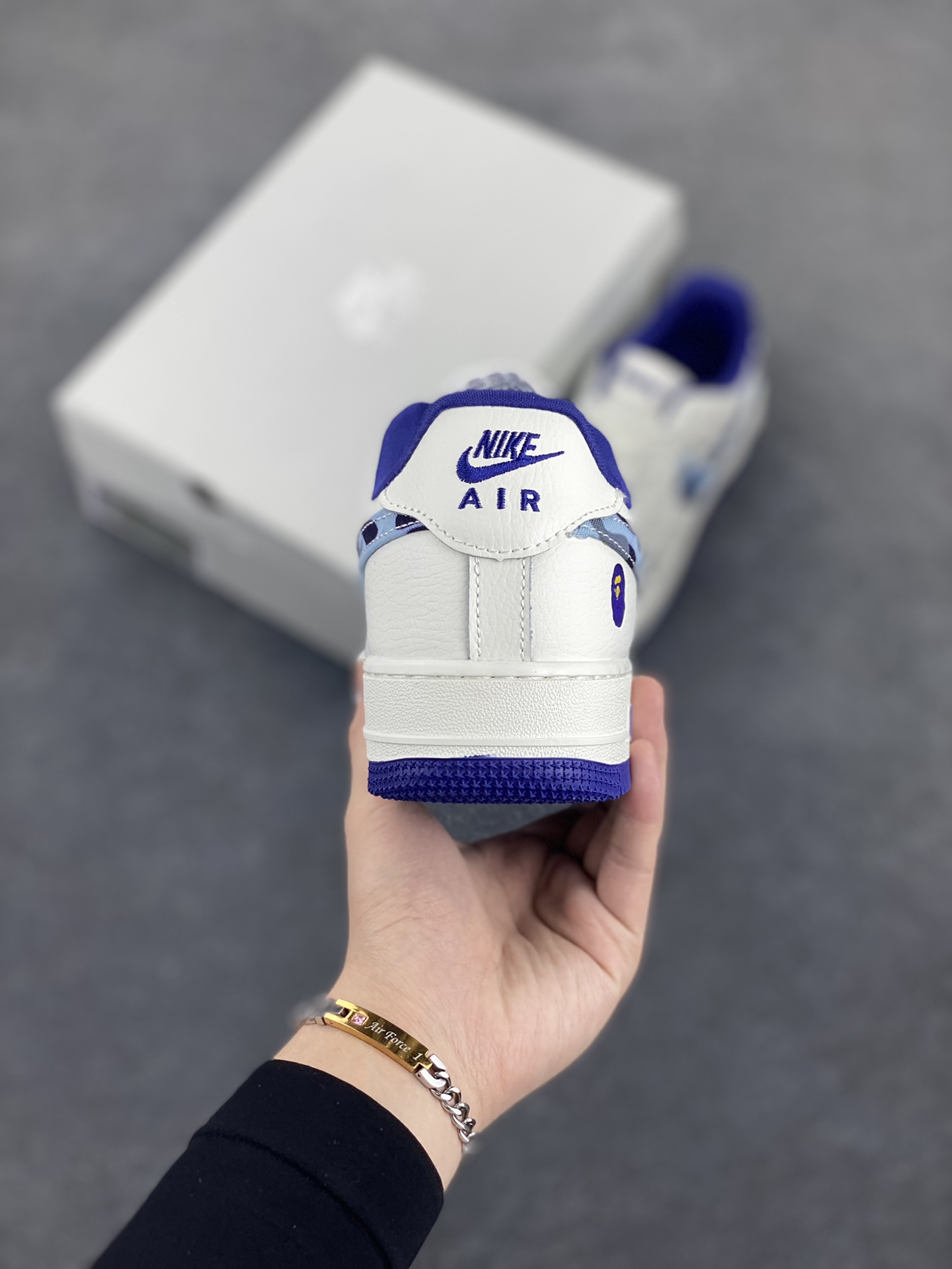 图片[4]-Nike Air Force 1 Low 空军一号低帮百搭休闲运动板鞋。柔软、弹性十足的缓震性能和出色的中底设计，横跨复古与现代的外型结合，造就出风靡全球三十多年的Force 1，直到今天还深受青睐。 货号：DZ4711-100 尺码：36 36.5 37.5 38 38.5 39 40 40.5 41 42 42.5 43 44 44.5 45-选品中心