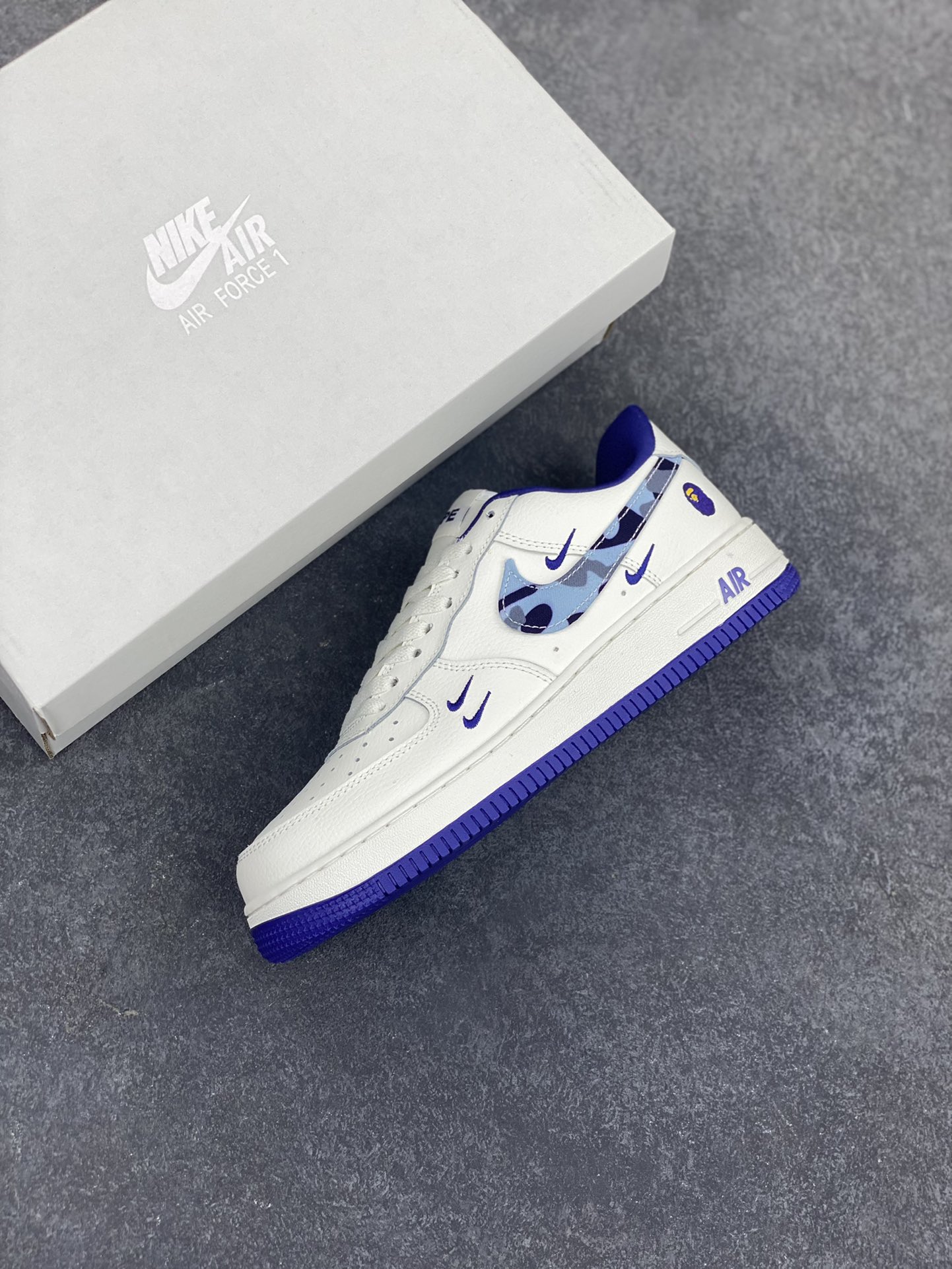 图片[7]-Nike Air Force 1 Low 空军一号低帮百搭休闲运动板鞋。柔软、弹性十足的缓震性能和出色的中底设计，横跨复古与现代的外型结合，造就出风靡全球三十多年的Force 1，直到今天还深受青睐。 货号：DZ4711-100 尺码：36 36.5 37.5 38 38.5 39 40 40.5 41 42 42.5 43 44 44.5 45-选品中心