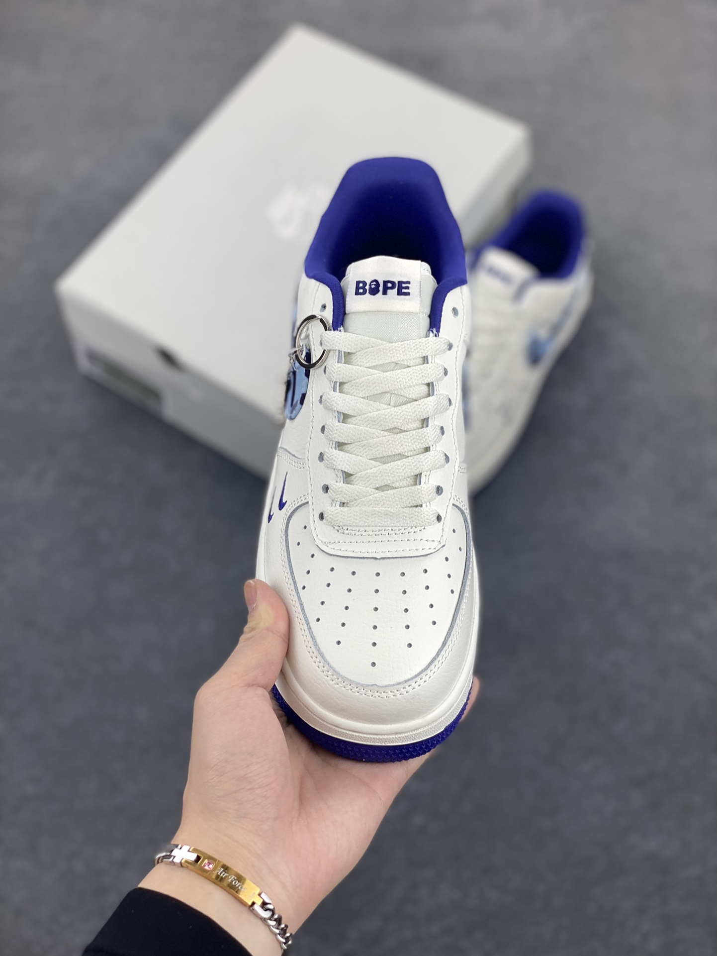 图片[2]-Nike Air Force 1 Low 空军一号低帮百搭休闲运动板鞋。柔软、弹性十足的缓震性能和出色的中底设计，横跨复古与现代的外型结合，造就出风靡全球三十多年的Force 1，直到今天还深受青睐。 货号：DZ4711-100 尺码：36 36.5 37.5 38 38.5 39 40 40.5 41 42 42.5 43 44 44.5 45-选品中心