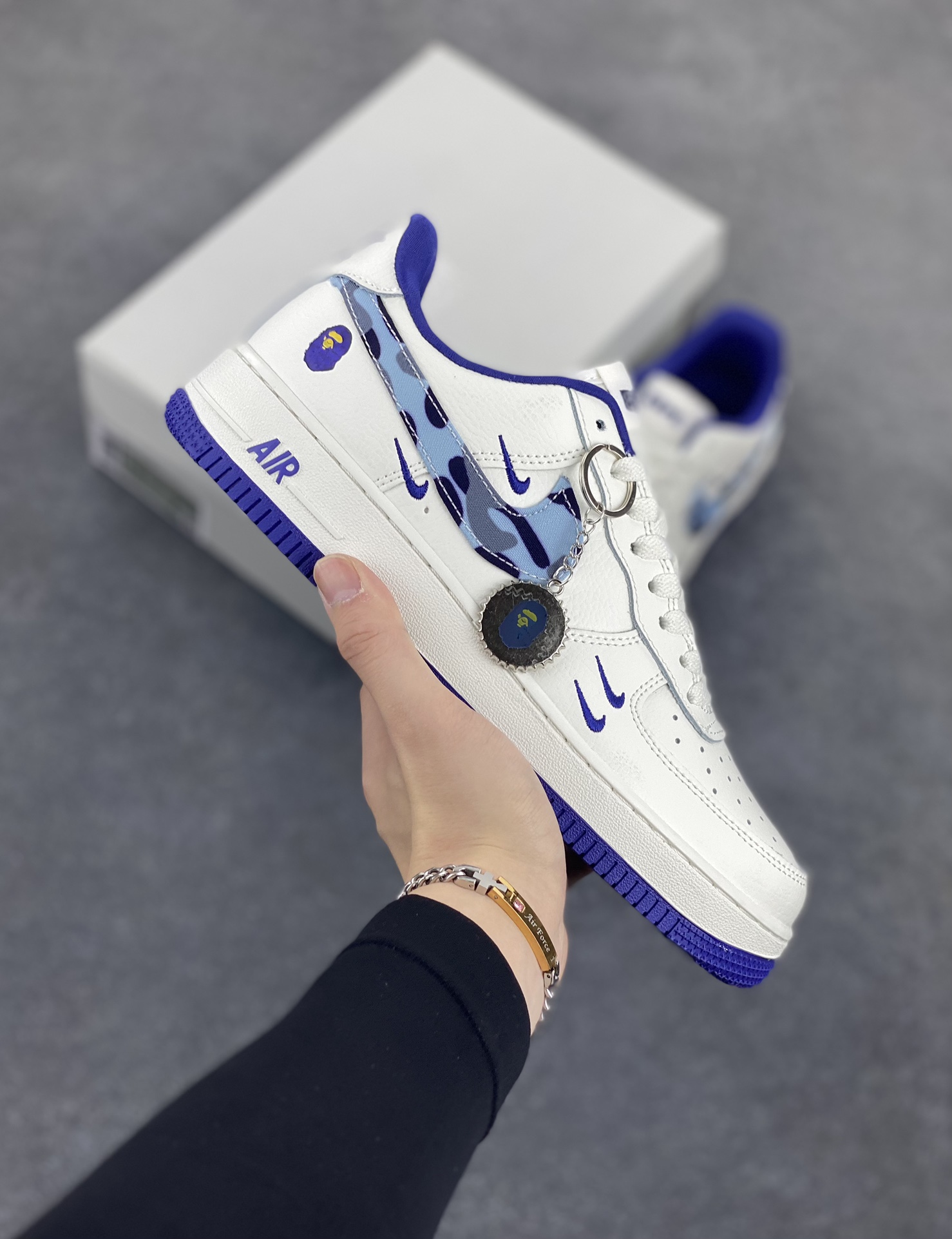 Nike Air Force 1 Low 空军一号低帮百搭休闲运动板鞋。柔软、弹性十足的缓震性能和出色的中底设计,横跨复古与现代的外型结合,造就出风靡全球三十多年的Force 1,直到今天还深受青睐。 货号:DZ4711-100 尺码:36 36.5 37.5 38 38.5 39 40 40.5 41 42 42.5 43 44 44.5 45-选品中心