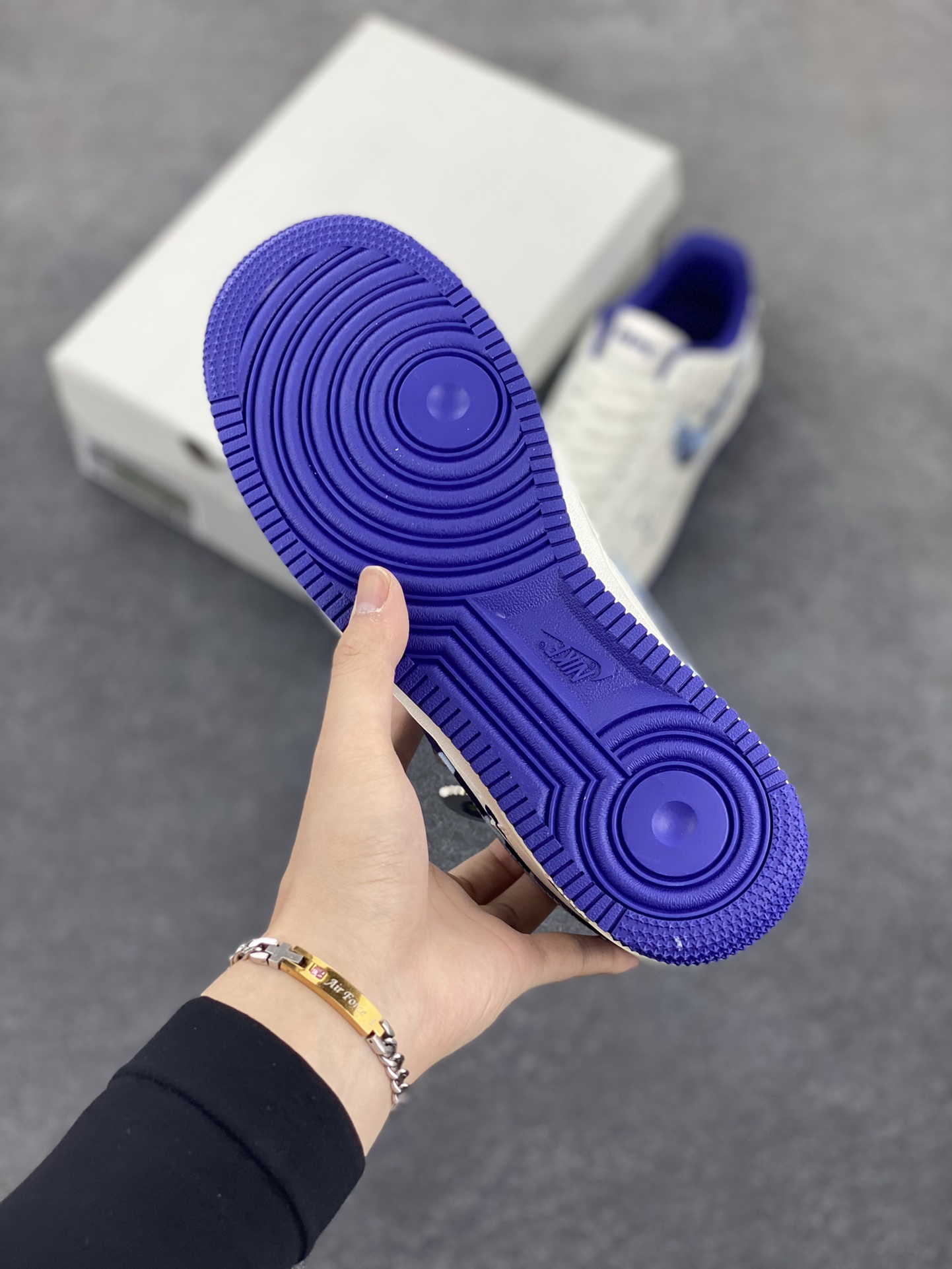 图片[5]-Nike Air Force 1 Low 空军一号低帮百搭休闲运动板鞋。柔软、弹性十足的缓震性能和出色的中底设计，横跨复古与现代的外型结合，造就出风靡全球三十多年的Force 1，直到今天还深受青睐。 货号：DZ4711-100 尺码：36 36.5 37.5 38 38.5 39 40 40.5 41 42 42.5 43 44 44.5 45-选品中心
