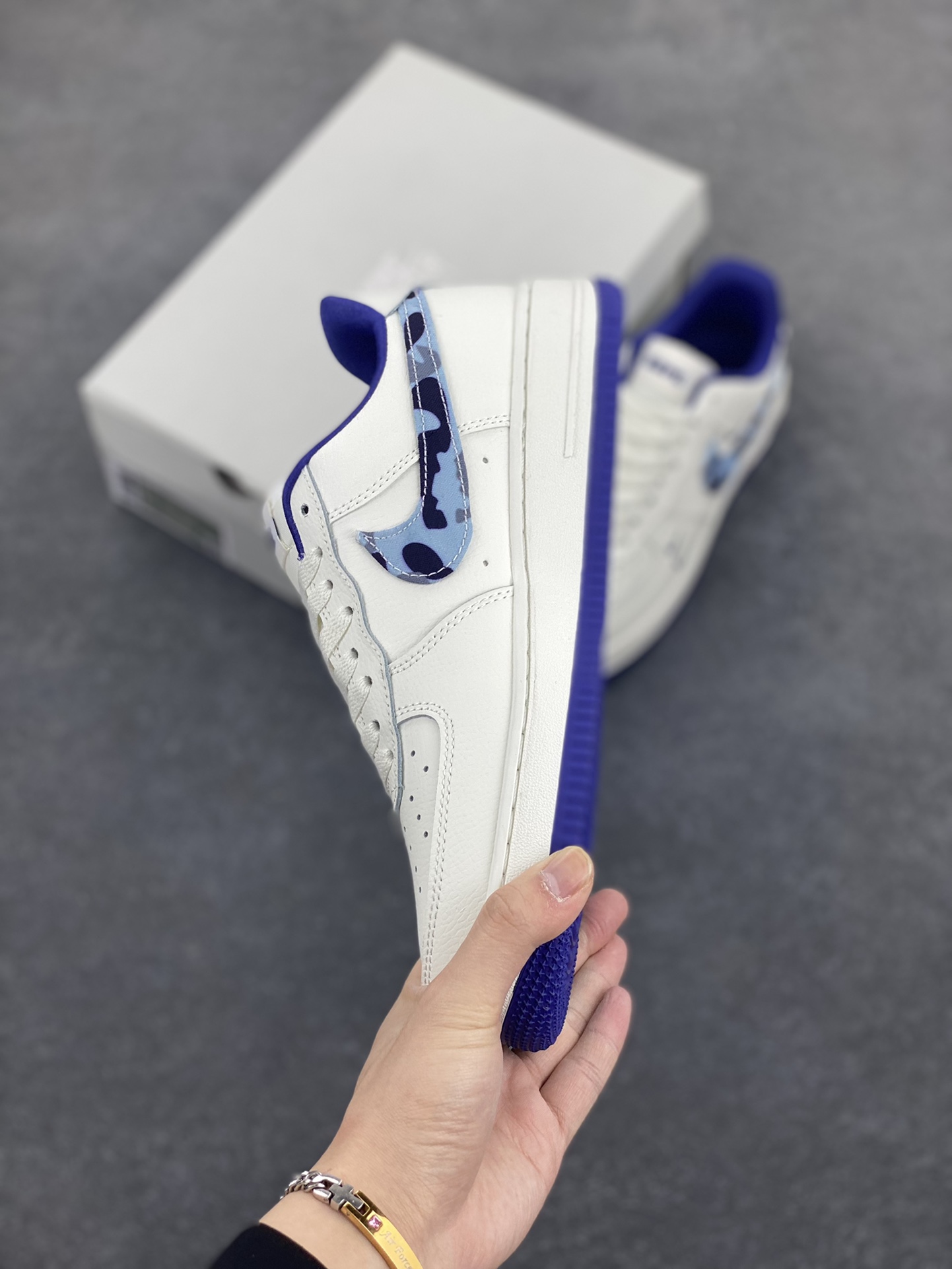 图片[3]-Nike Air Force 1 Low 空军一号低帮百搭休闲运动板鞋。柔软、弹性十足的缓震性能和出色的中底设计，横跨复古与现代的外型结合，造就出风靡全球三十多年的Force 1，直到今天还深受青睐。 货号：DZ4711-100 尺码：36 36.5 37.5 38 38.5 39 40 40.5 41 42 42.5 43 44 44.5 45-选品中心