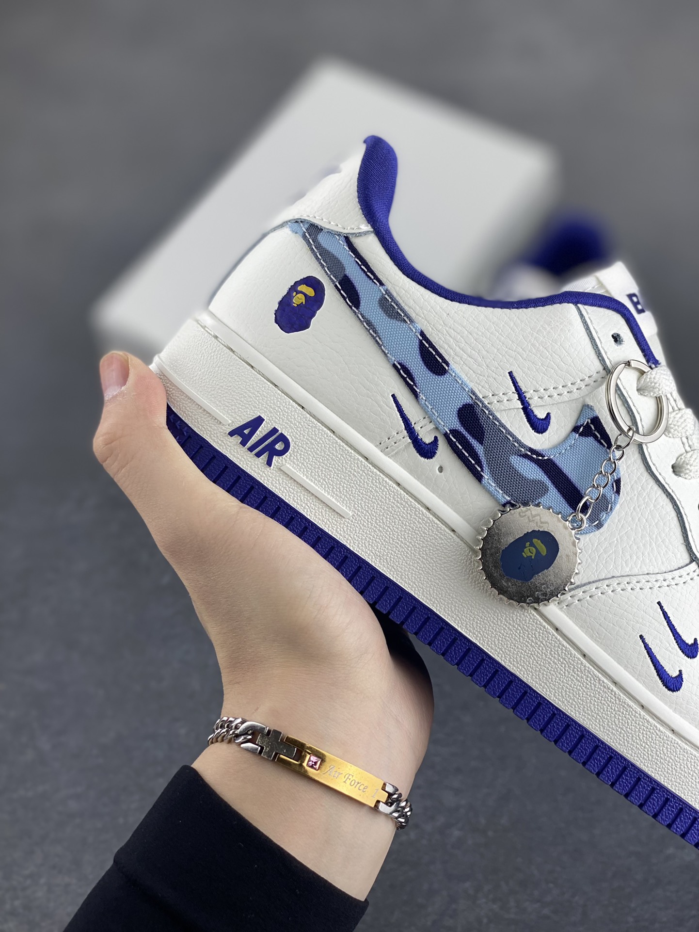 图片[6]-Nike Air Force 1 Low 空军一号低帮百搭休闲运动板鞋。柔软、弹性十足的缓震性能和出色的中底设计，横跨复古与现代的外型结合，造就出风靡全球三十多年的Force 1，直到今天还深受青睐。 货号：DZ4711-100 尺码：36 36.5 37.5 38 38.5 39 40 40.5 41 42 42.5 43 44 44.5 45-选品中心