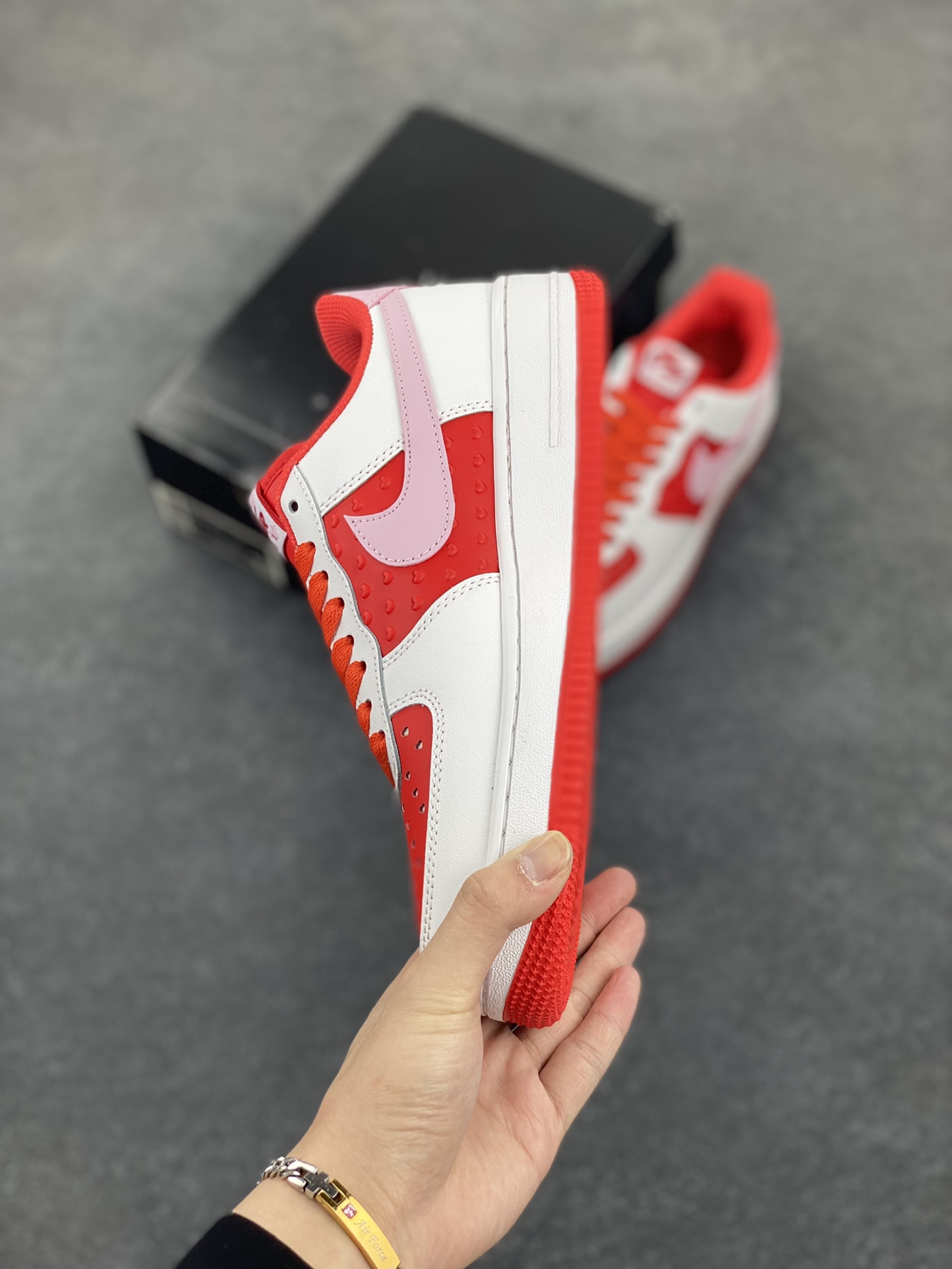 图片[3]-Nike Air Force 1 Low 空军一号低帮百搭休闲运动板鞋。柔软、弹性十足的缓震性能和出色的中底设计，横跨复古与现代的外型结合，造就出风靡全球三十多年的Force 1，直到今天还深受青睐。 货号：DJ7998-100 尺码：36 36.5 37.5 38 38.5 39 40 40.5 41 42 42.5 43 44 44.5 45-选品中心